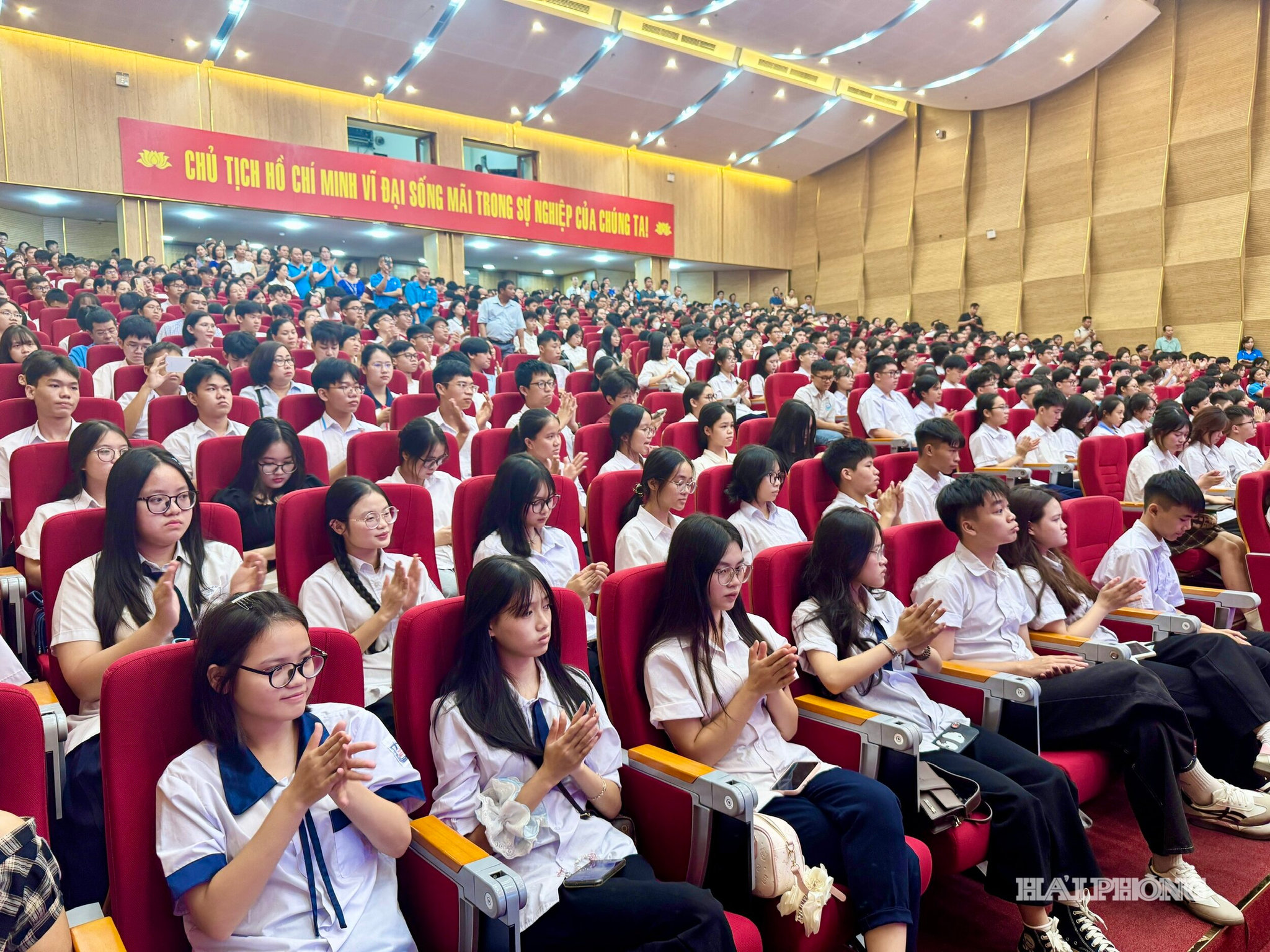 Con đoàn viên, người lao động thành phố tham dự hội nghị biểu dương.