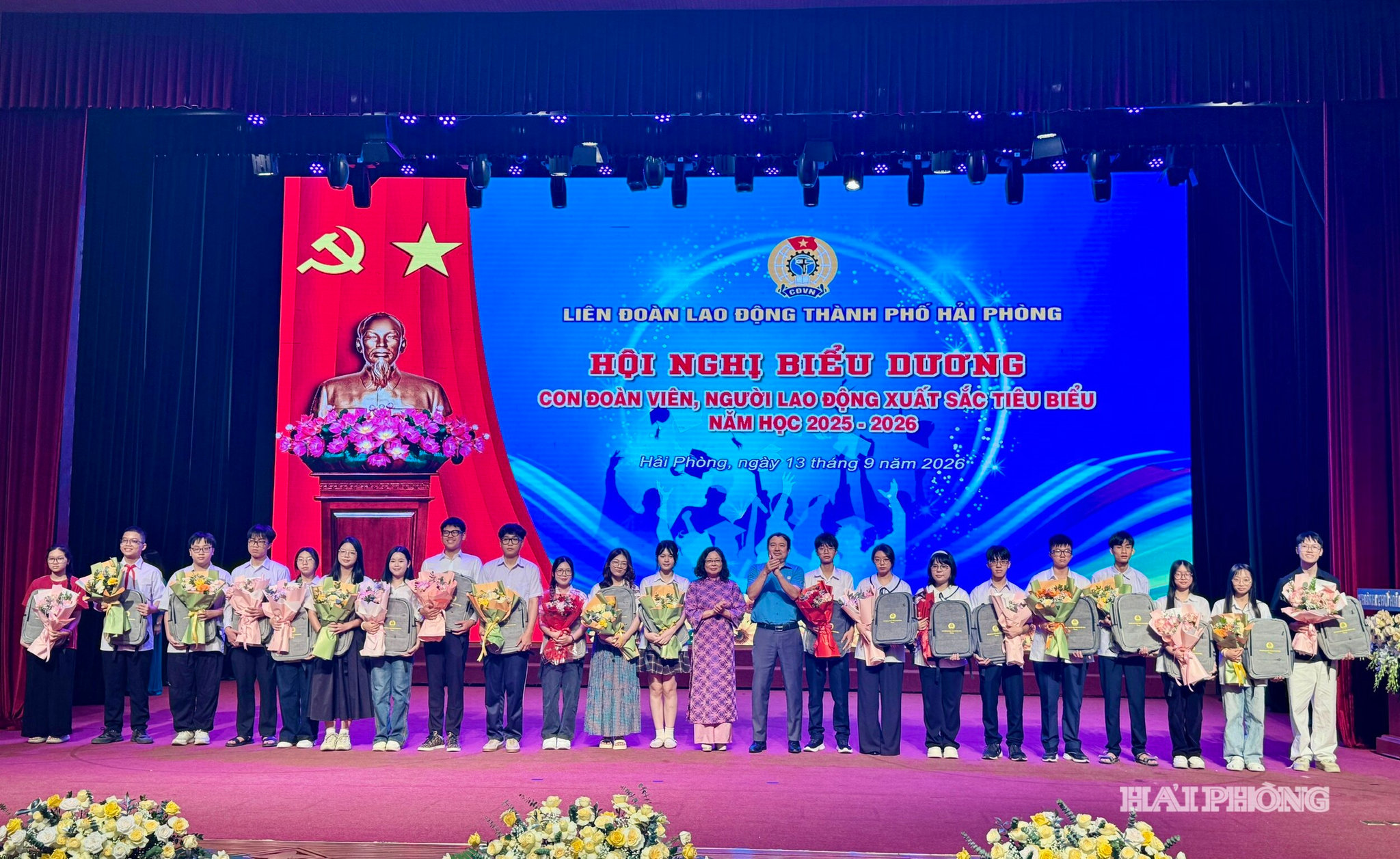 Lãnh đạo Ban Tuyên giáo và Dân vận Thành ủy và Liên đoàn Lao động thành phố tặng quà học sinh đoạt giải cấp quốc gia.