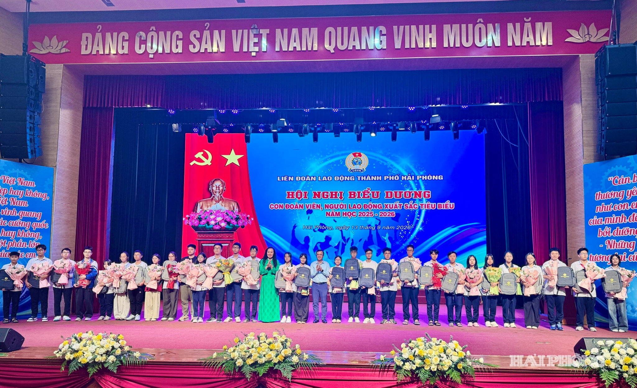 Lãnh đạo Liên đoàn Lao động thành phố và Sở Giáo dục - Đào tạo tặng quà học sinh đoạt giải ba cấp thành phố