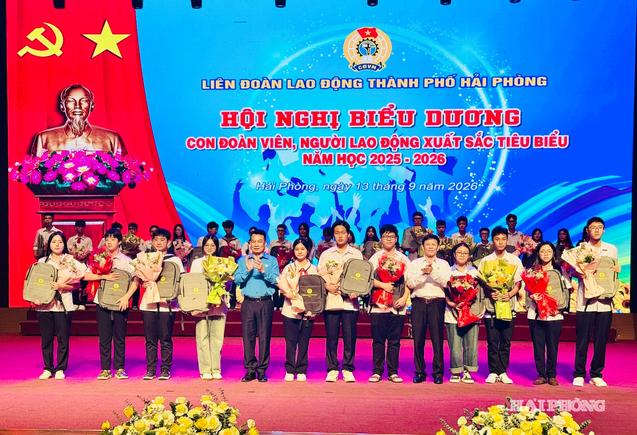 Lãnh đạo Liên đoàn Lao động thành phố và Hội Cựu chiến binh thành phố tặng quà học sinh đoạt giải nhì cấp thành phố.