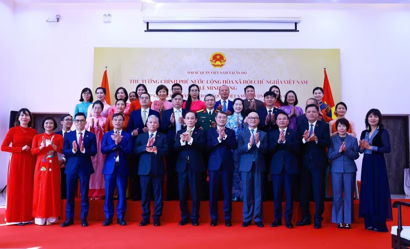 Thủ tướng Lê Minh Hưng với cán bộ, nhân viên Đại sứ quán Việt Nam tại Ấn Độ. (Ảnh: Dương Giang/TTXVN)