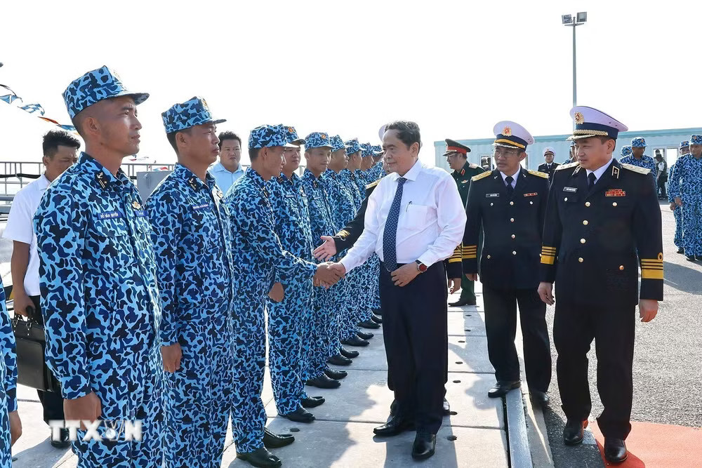 ttxvn-chu-tich-quoc-hoi-tham-lam-viec-voi-quan-chung-hai-quan-9022299-10.jpg