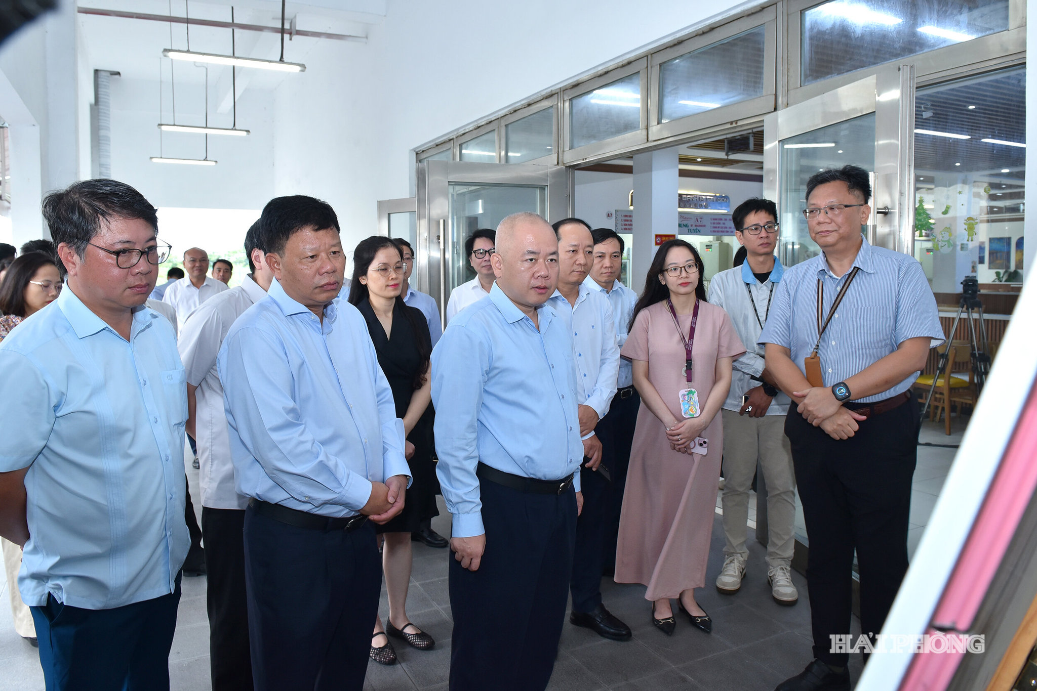 Đồng chí Đỗ Thành Trung, Phó Bí thư Thành ủy, Chủ tịch UBND thành phố thăm Khu nhà ở công nhân viên Công ty TNHH Pegatron Việt Nam.