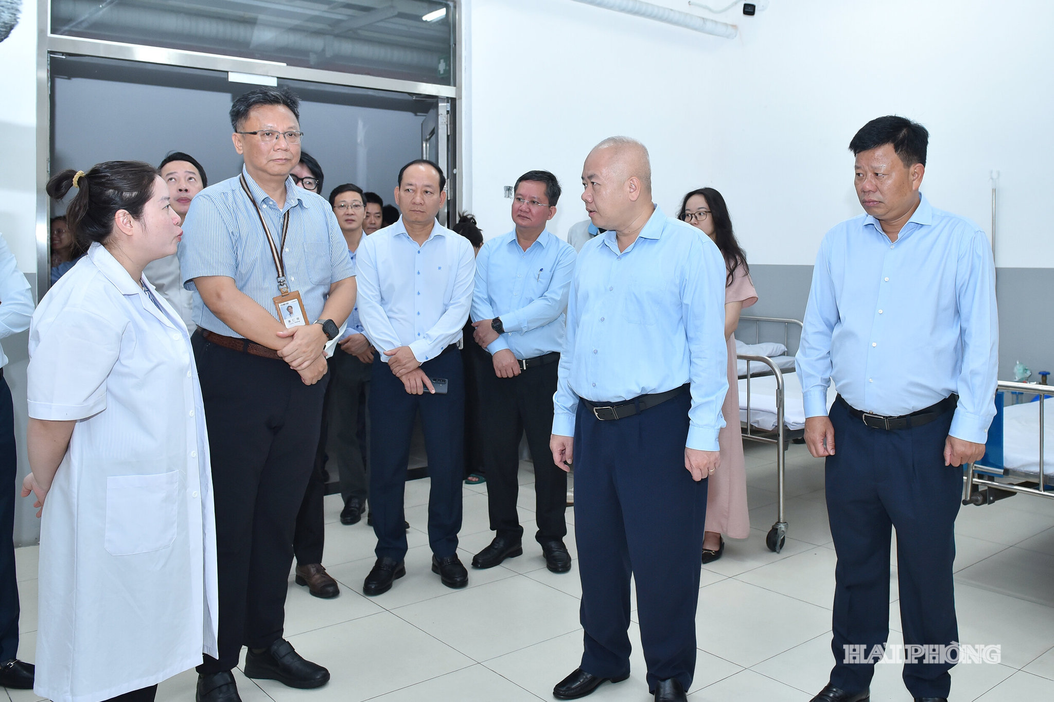 Đồng chí Đỗ Thành Trung, Phó Bí thư Thành ủy, Chủ tịch UBND thành phố thăm, động viên cán bộ, người lao động làm việc tại Khu nhà ở công nhân viên Công ty TNHH Pegatron Việt Nam.