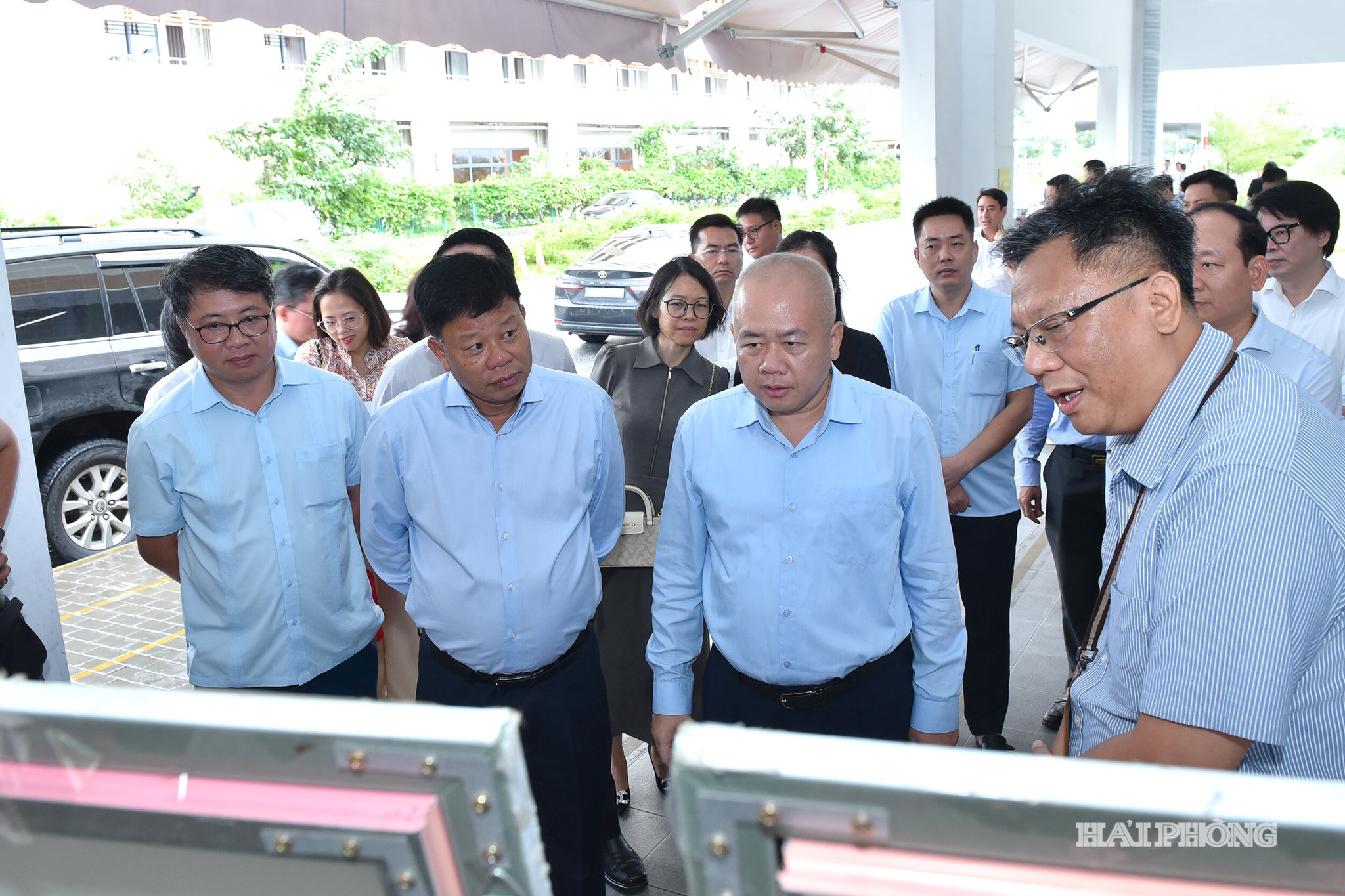 Đồng chí Đỗ Thành Trung, Phó Bí thư Thành ủy, Chủ tịch UBND thành phố thăm Khu nhà ở công nhân viên Công ty TNHH Pegatron Việt Nam.