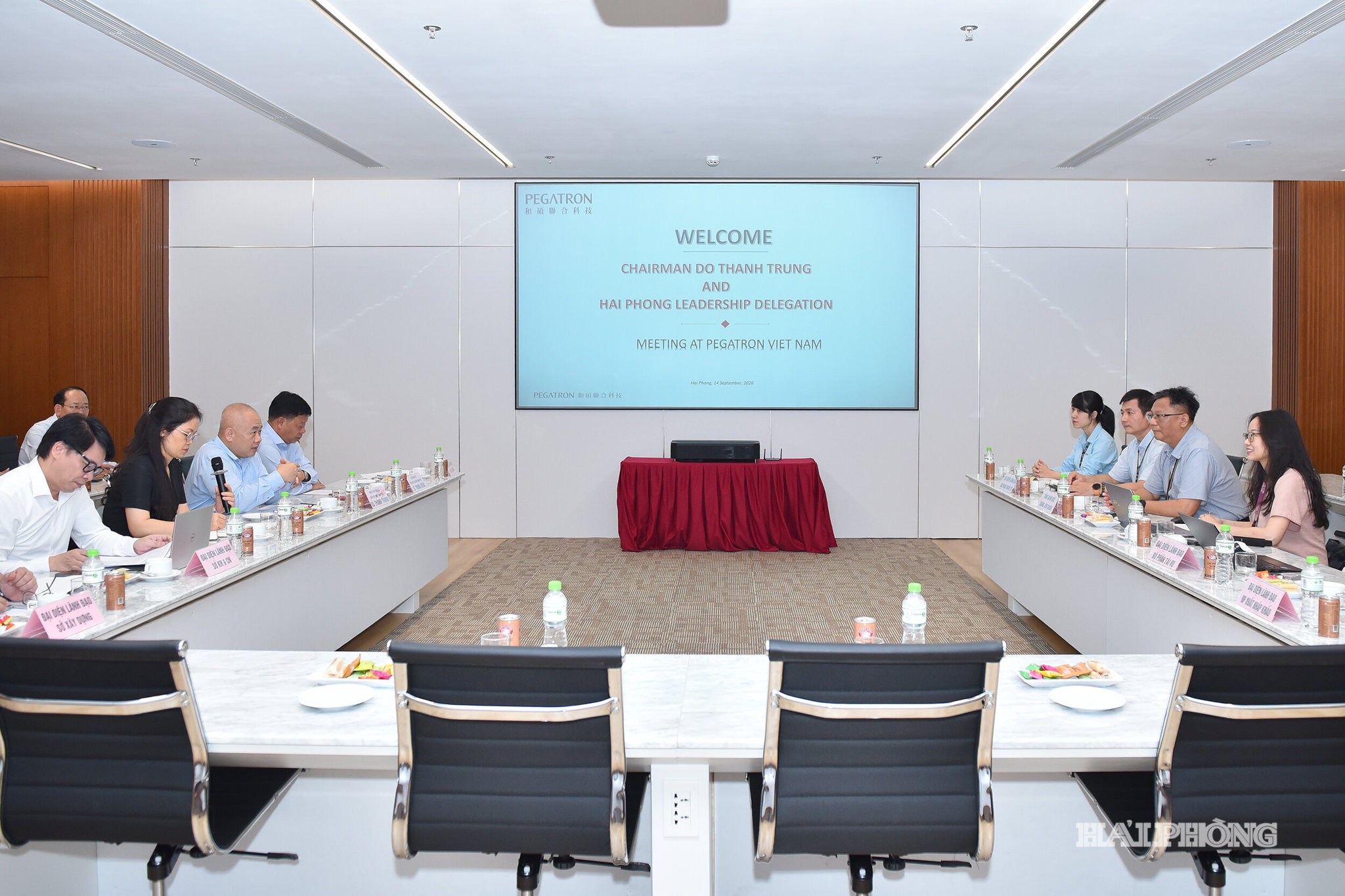 Quang cảnh cuộc làm việc.