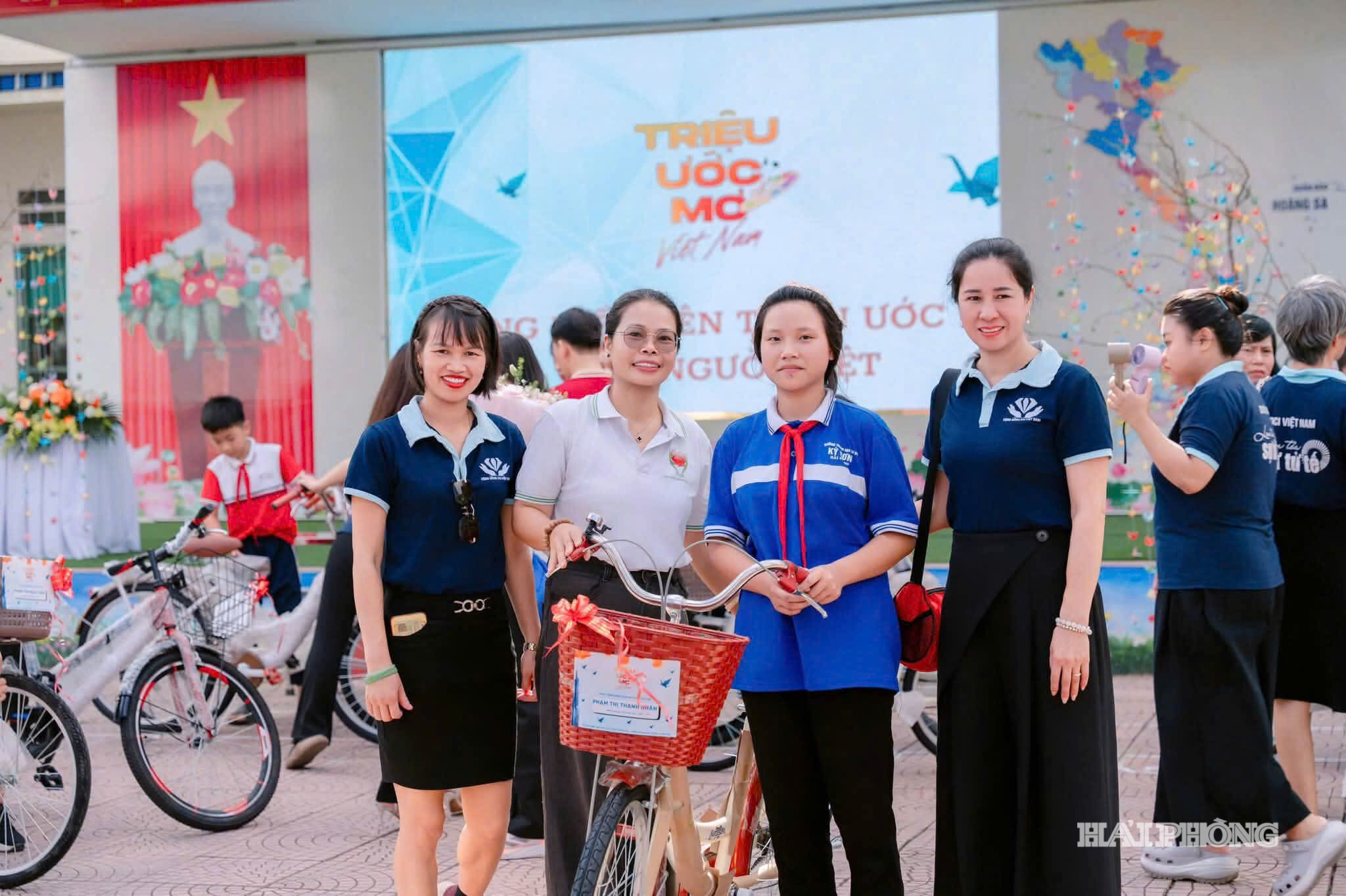 Cộng đồng DCI Việt Nam tại Hải Phòng thực hiện dự án “Triệu ước mơ Việt Nam”, trao 22 suất quà tiếp sức 22 học sinh khó khăn của phân hiệu Trường THCS Việt Khê vươn lên trong học tập và cuộc sống.