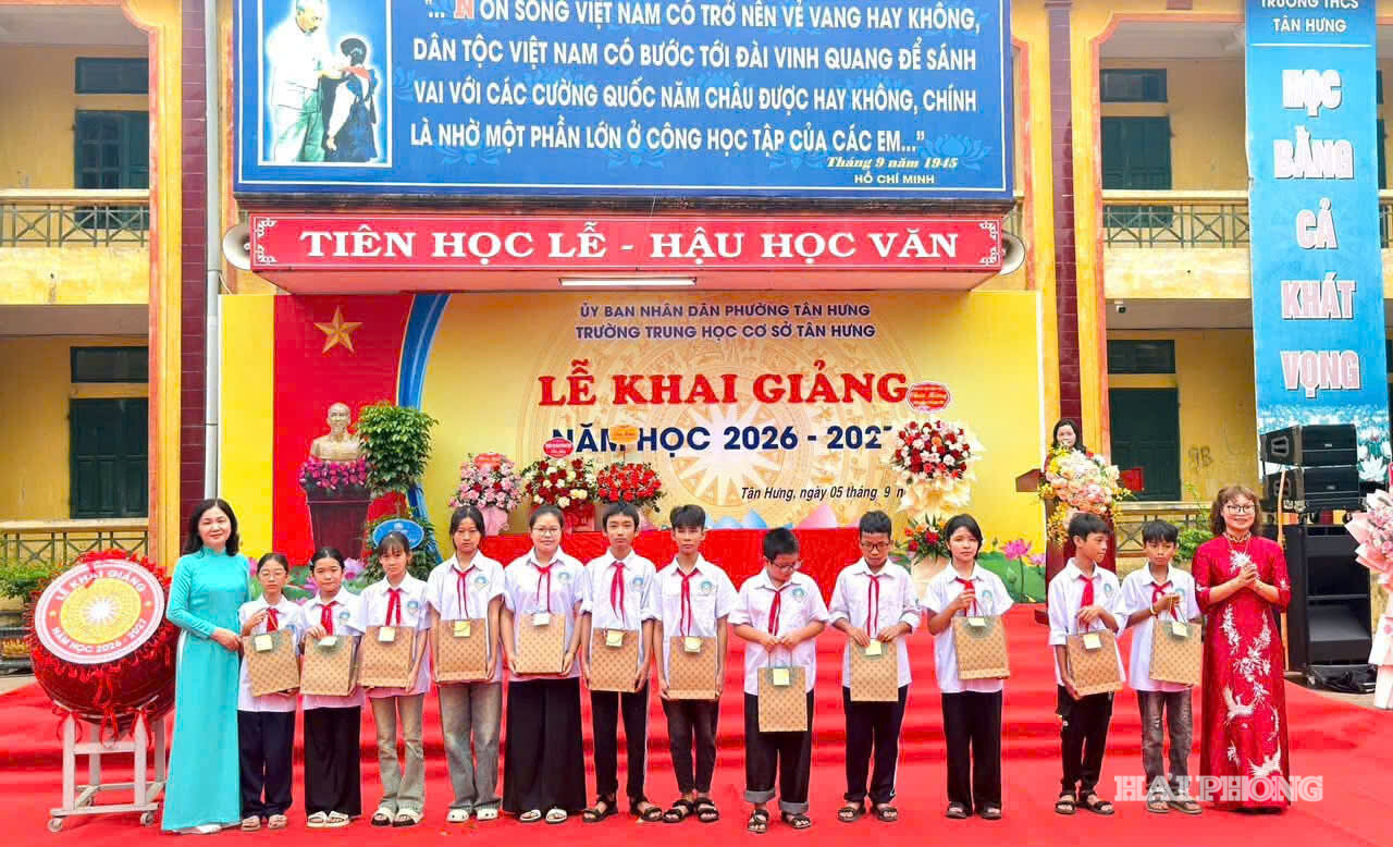 Từ Quỹ học bổng “Gieo mầm tri thức”, Trường THCS Tân Hưng trao học bổng tặng học sinh có hoàn cảnh khó khăn vươn lên trong học tập.