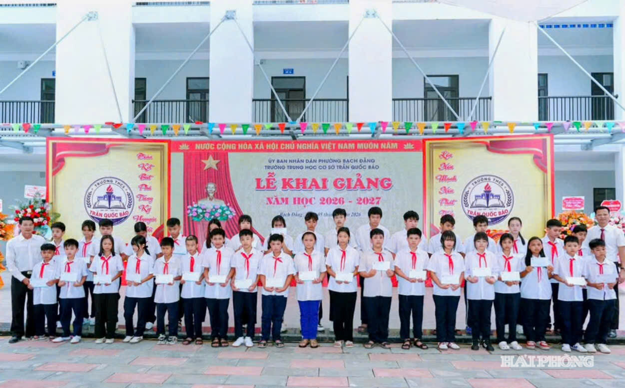 Trường THCS Trần Quốc Bảo, phường Bạch Đằng chú trọng huy động nguồn lực xã hội chăm lo cho học sinh ngay từ đầu năm học mới.