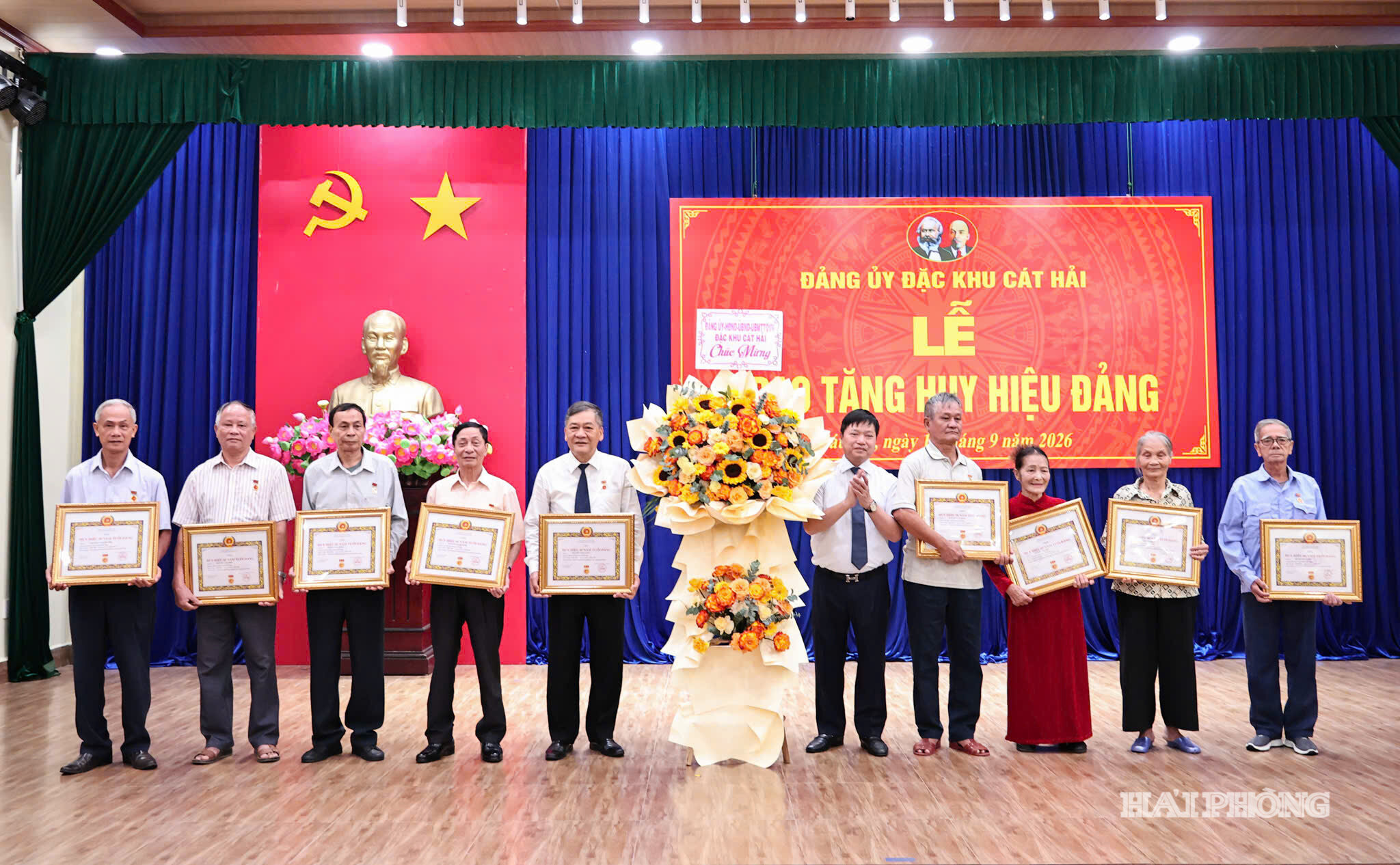 cat-hai-trao-huy-hieu-dang.jpg