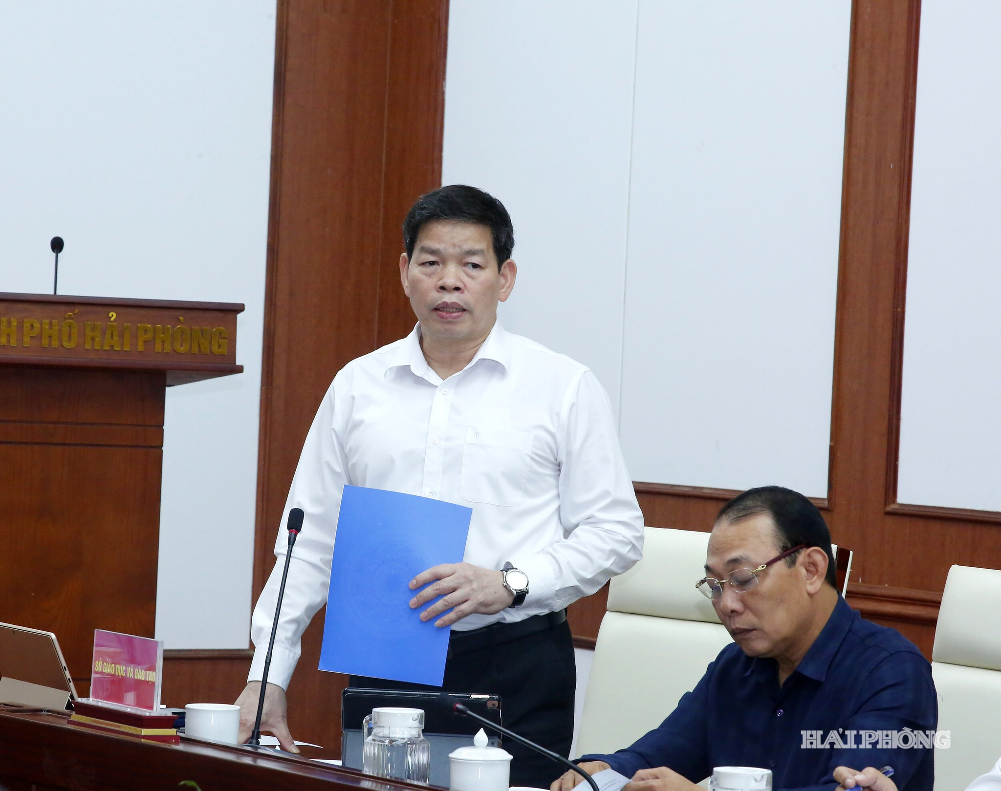 Đồng chí Nguyễn Quang Việt, Giám đốc Sở Giáo dục và Đào tạo báo cáo tình hình đầu tư xây dựng và mua sắm trang thiết bị của các trường năm học 2026-2027