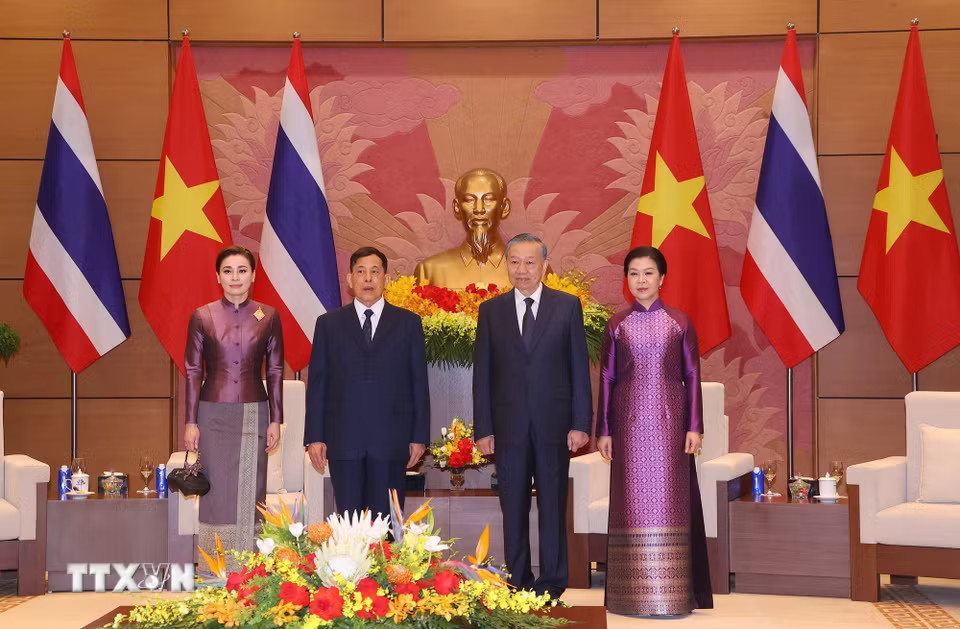 Tổng Bí thư, Chủ tịch nước Tô Lâm và Phu nhân cùng Nhà vua Thái Lan Maha Vajiralongkorn Phra Vajiraklaochaoyuhua và Hoàng hậu chụp ảnh chung. (Ảnh: Văn Điệp/TTXVN)