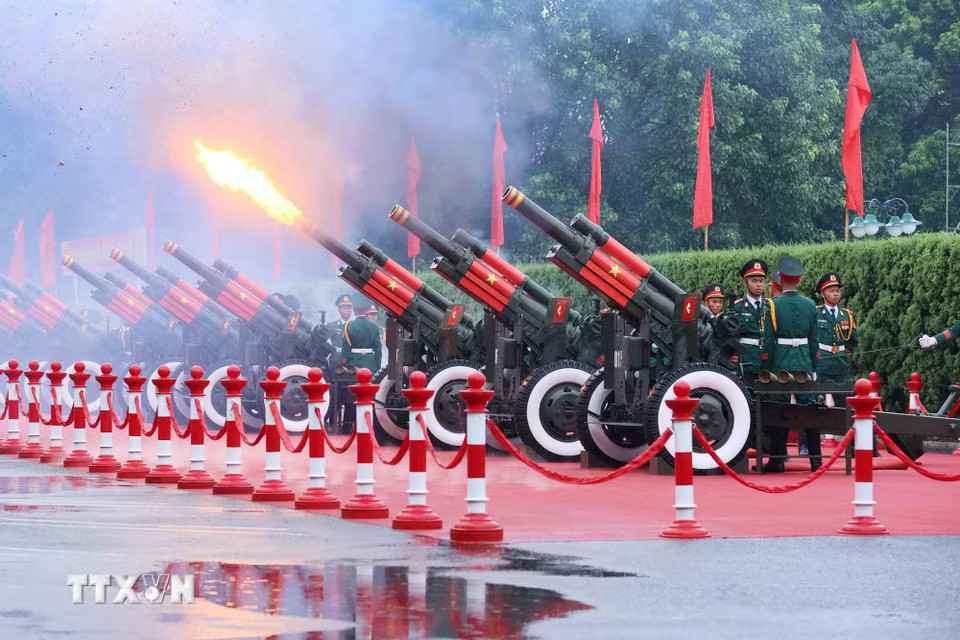 Nghi thức bắn 21 loạt đại bác chào mừng Nhà vua Vương quốc Thái Lan Maha Vajiralongkorn Phra Vajiraklaochaoyuhua cùng Hoàng hậu. (Ảnh: An Đăng/ TTXVN)