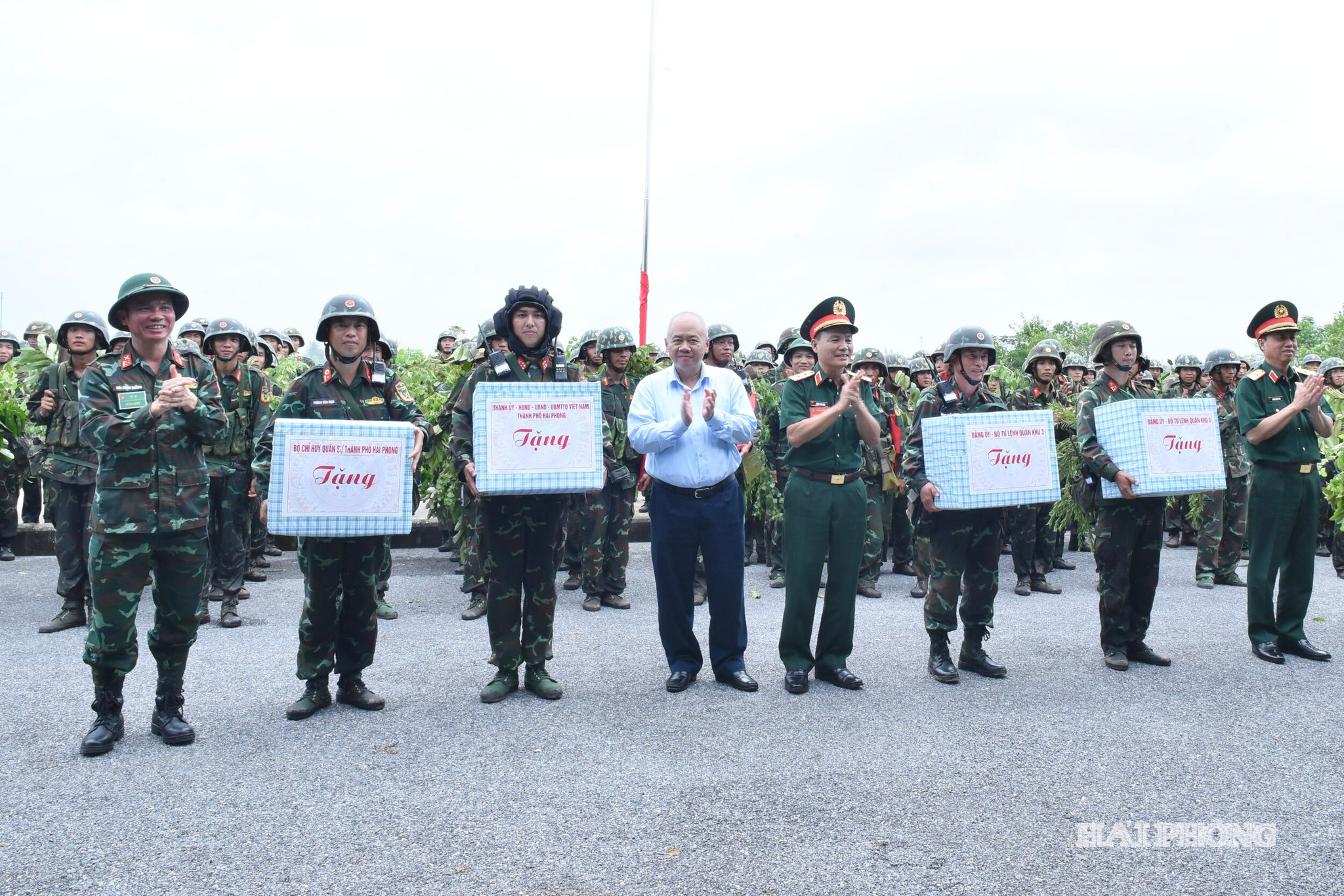 Các đồng chí: Trung tướng Lương Văn Kiểm, Tư lệnh Quân khu 3; Đỗ Thành Trung, Phó Bí thư Thành uỷ, Chủ tịch UBND thành phố trao quà tặng các đơn vị tham gia diễn tập.