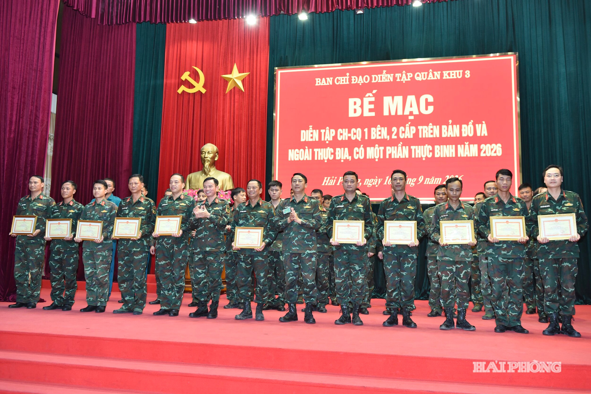 Lãnh đạo Bộ Chỉ huy quân sự thành phố Hải Phòng trao giấy khen tặng các tập thể và cá nhân có thành tích xuất sắc.