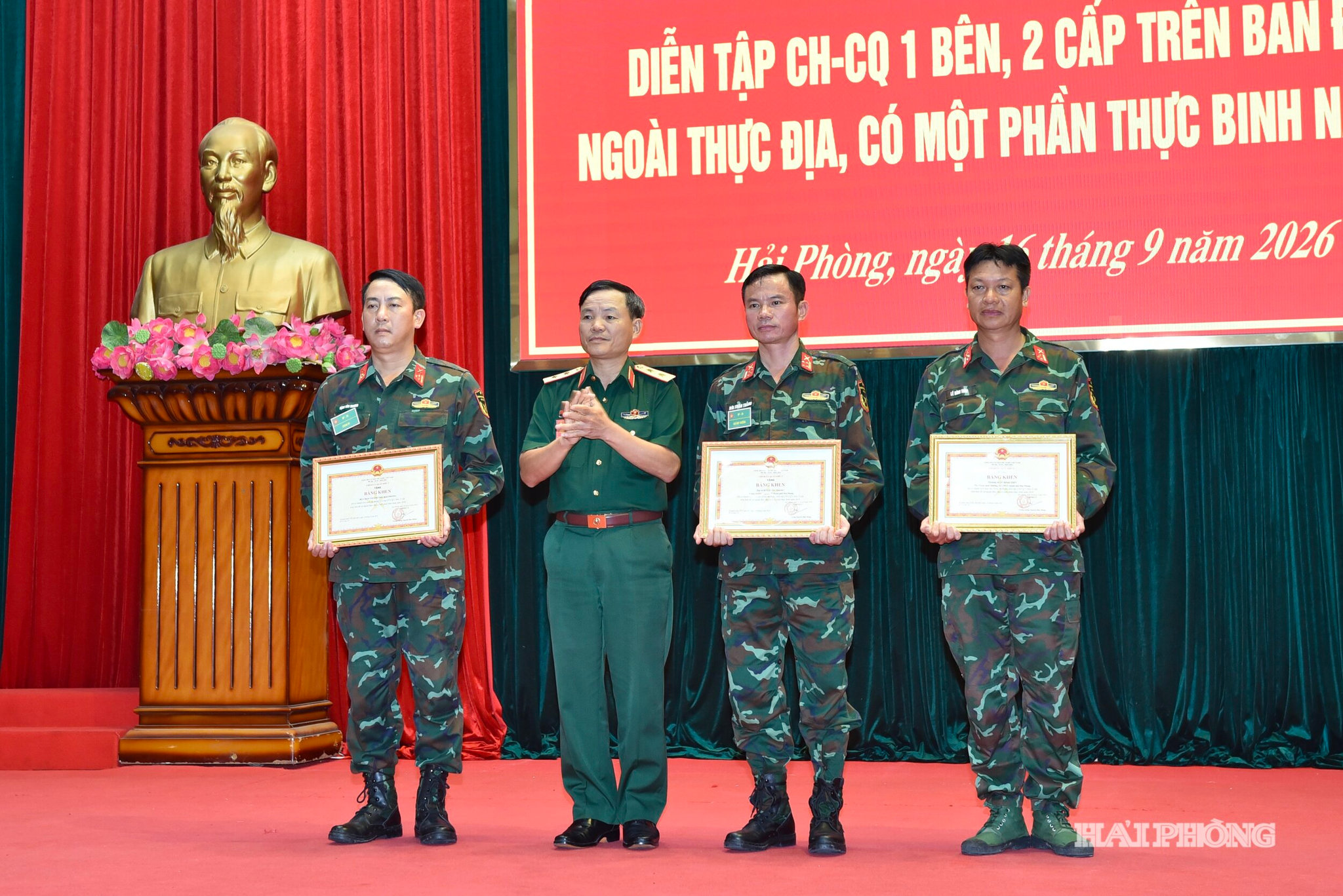 Trung tướng Lương Văn Kiểm, Tư lệnh Quân khu 3 trao bằng khen tặng các tập thể và cá nhân có thành tích xuất sắc trong quá trình tham gia diễn tập.