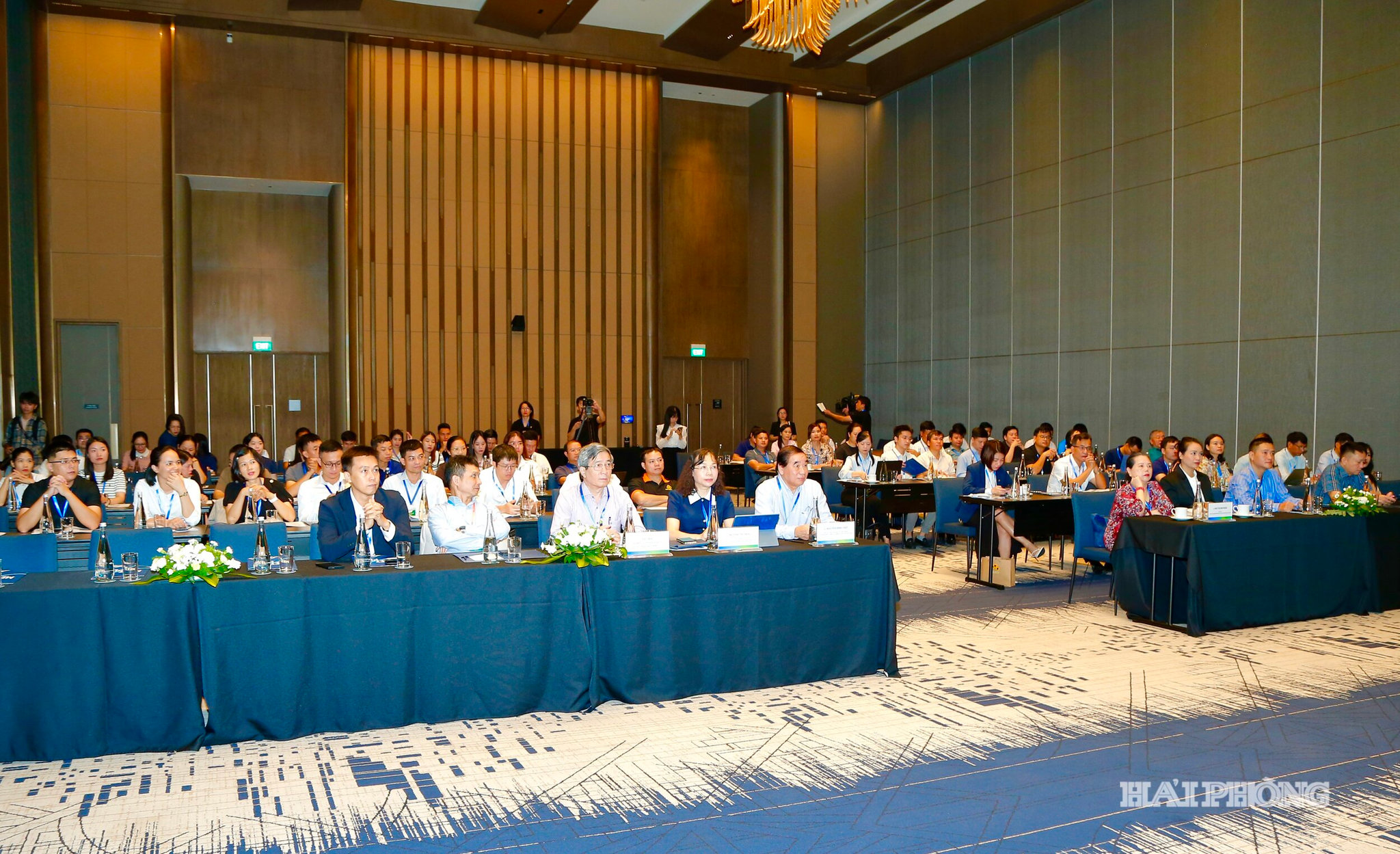 Các đại biểu tham dự hội thảo.