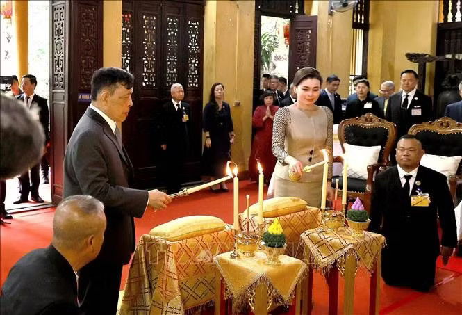 ag8gjxpuk5ryfqssupr0dvblgh6h7yjdqhnz_zznva-_potal-nha-vua-thai-lan-va-hoang-hau-tham-chua-quan-su-va-du-le-cau-an-stand.jpg.avif