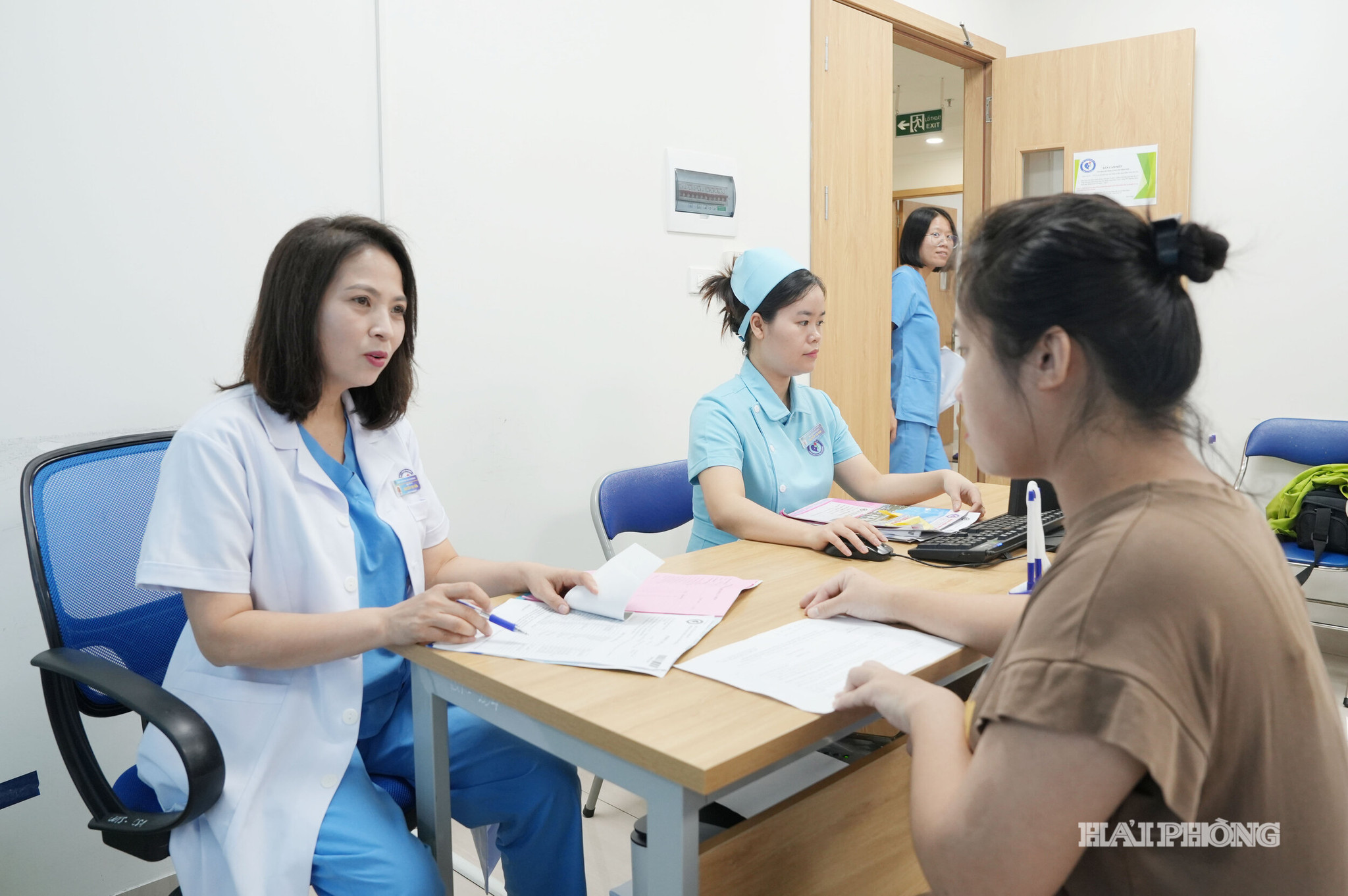 bac-si-benh-vien-phu-san-hai-phong-tu-van-cho-phu-nu-mang-thai-ve-mcbgtks639229215648483446.jpg