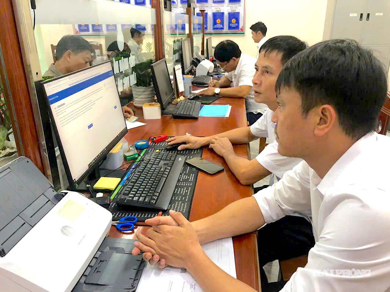 Công chức Trung tâm Phục vụ hành chính công xã Hồng Châu dự thi trực tuyến.