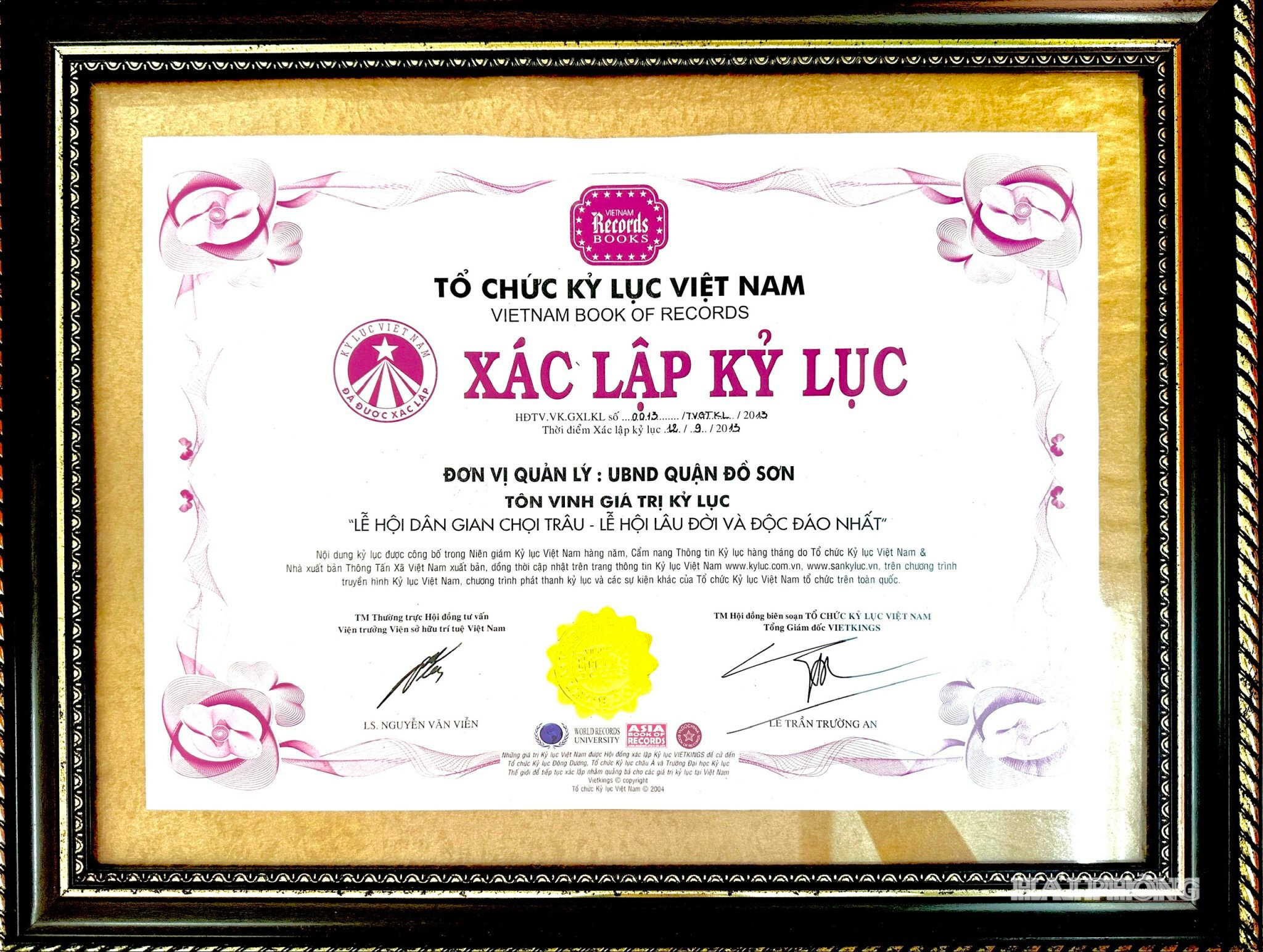 Giấy chứng nhận của Tổ chức kỷ lục Việt Nam công nhận Lễ hội dân gian chọi trâu - Lễ hội lâu đời và độc đáo nhất. Đây cũng là một trong 15 lễ hội lớn của cả nước được công nhận là Di sản văn hóa phi vật thể quốc gia từ năm 2012.