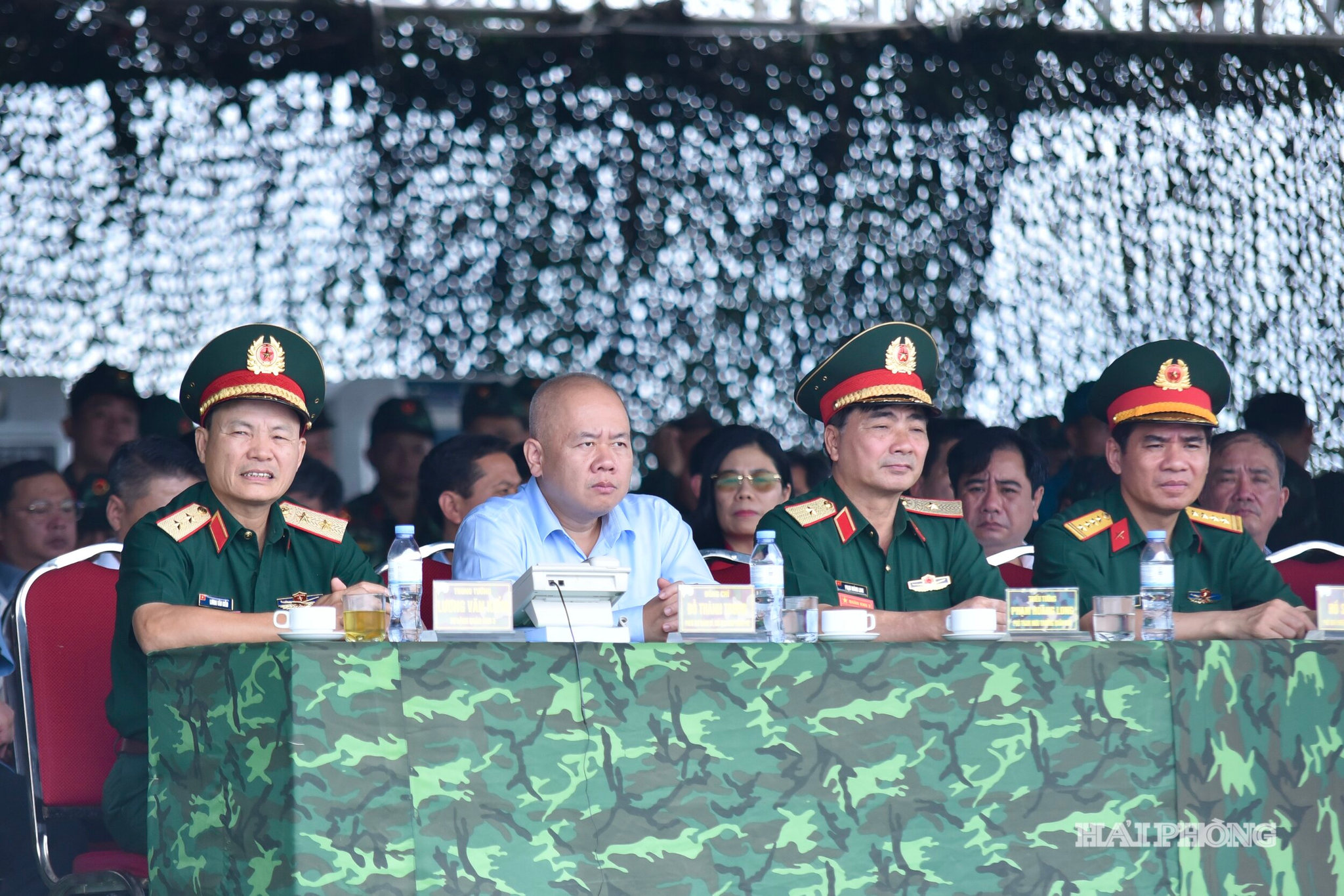 Các đồng chí: Trung tướng Lương Văn Kiểm, Tư lệnh Quân khu 3; Đỗ Thành Trung, Phó Bí thư Thành uỷ, Chủ tịch UBND thành phố dự diễn tập thực binh.