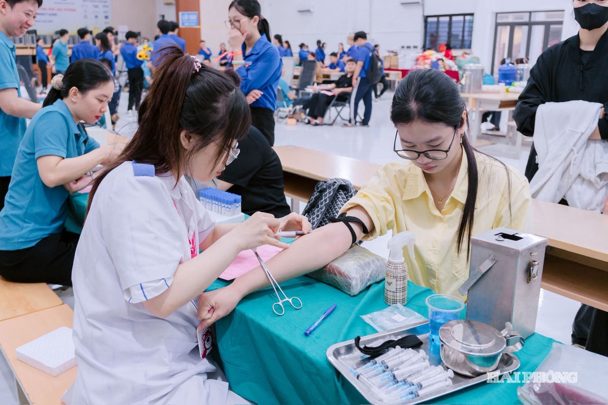 Các bạn sinh viên tham gia hiến máu.