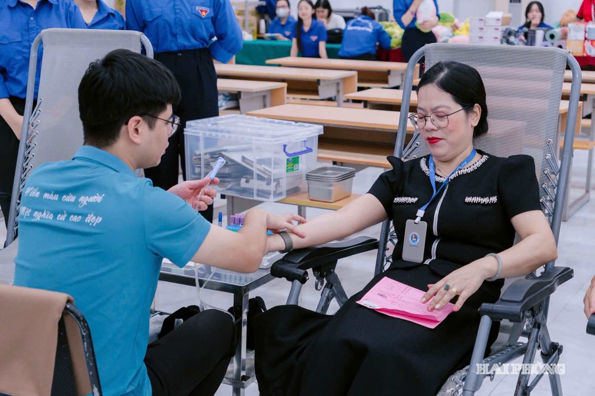 Lãnh đạo nhà trường tham gia hiến máu.