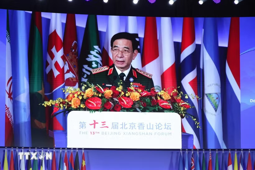 Đại tướng Phan Văn Giang, Phó Thủ tướng Chính phủ, Bộ trưởng Bộ Quốc phòng phát biểu tại Phiên toàn thể 1 Diễn đàn Hương Sơn Bắc Kinh lần thứ 13. (Ảnh: Hải Yến/TTXVN)