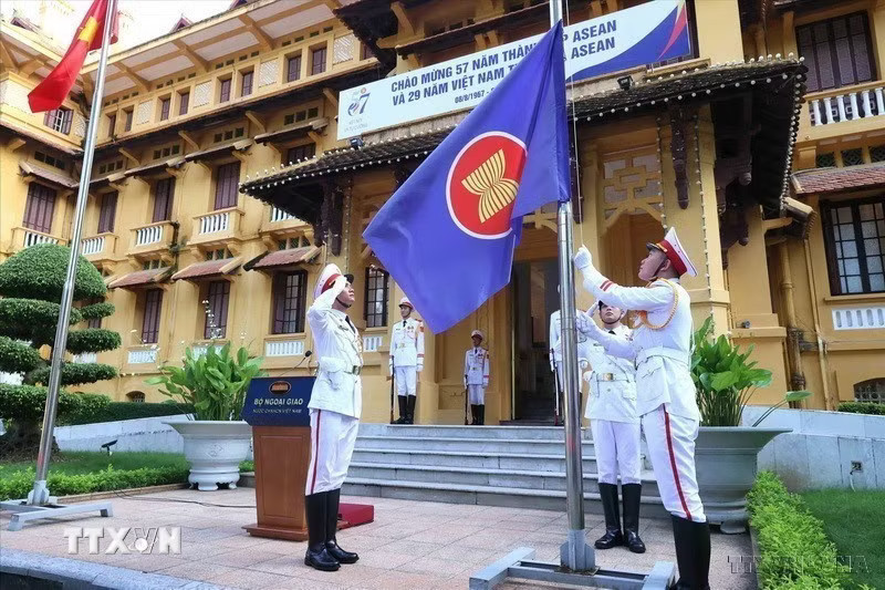 Nghi thức thượng cờ ASEAN nhân dịp kỷ niệm 57 năm thành lập ASEAN tại Hà Nội (8/2024). (Ảnh: An Đăng/TTXVN)
