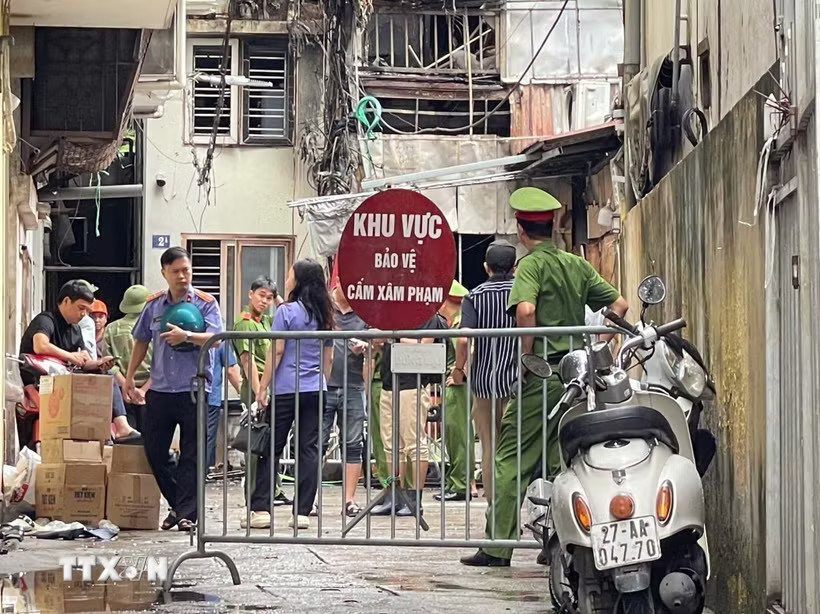 Lực lượng chức năng phong tỏa hiện trường vụ cháy tại ngõ 2B Văn Cao, phường Tây Hồ, thành phố Hà Nội để phục vụ công tác điều tra. (Ảnh: Trung Nguyên/TTXVN)