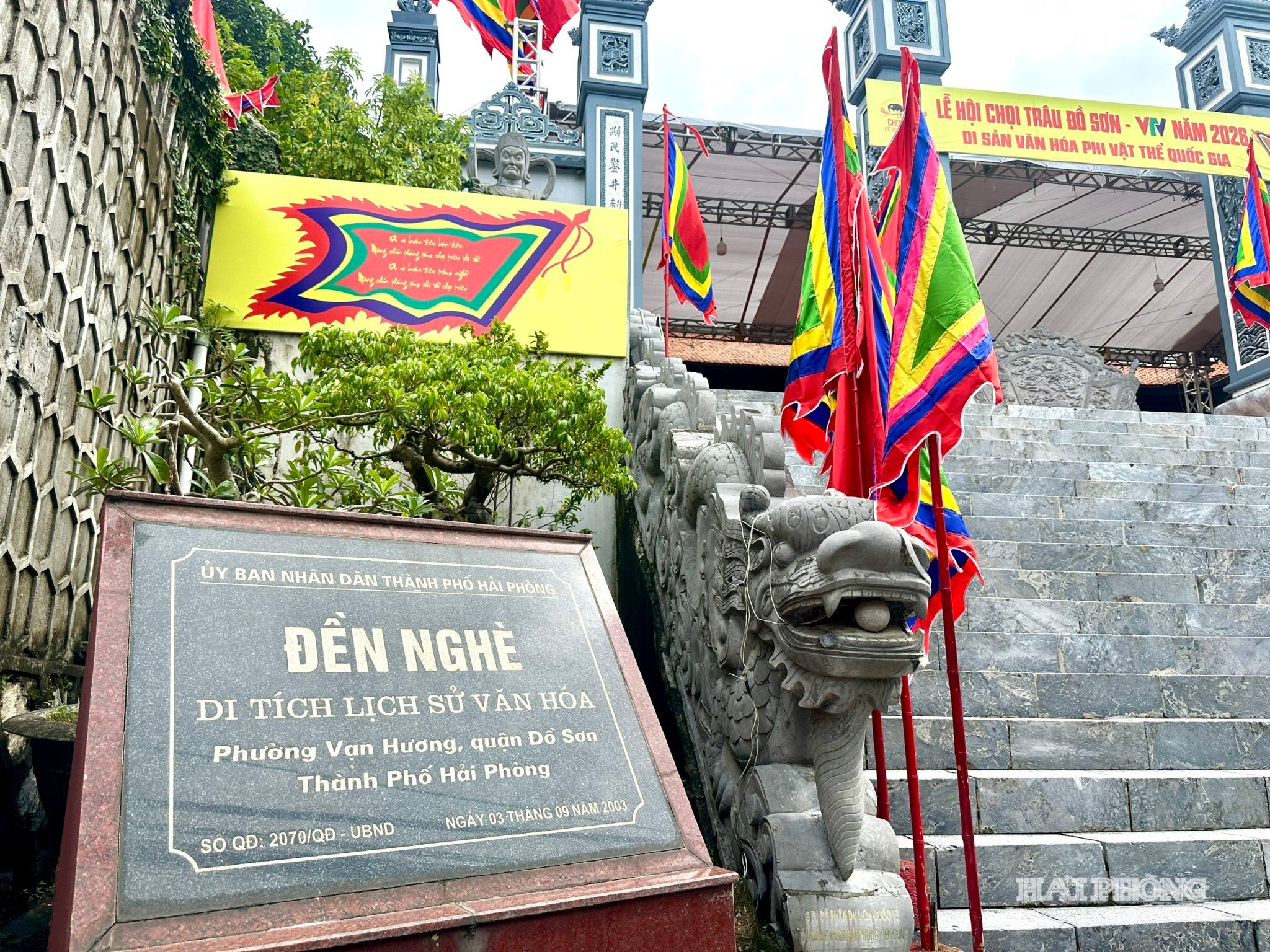 Đền Nghè được trang trí rực rỡ cờ hội. Đây là ngôi đền “hàng tổng” của Đồ Sơn, được người dân vùng biển này coi trọng vì nơi đây thờ “Lục vị tiên công”, 6 vị thần có công lập nên đất Đồ Sơn. Đặc biệt, với người dân Đồ Sơn, đền Nghè gắn liền với lễ hội chọi trâu truyền thống khi ngôi đền này thờ Điểm Tước Thần Vương, một vị thần liên quan đến tục chọi trâu ở Đồ Sơn. 
