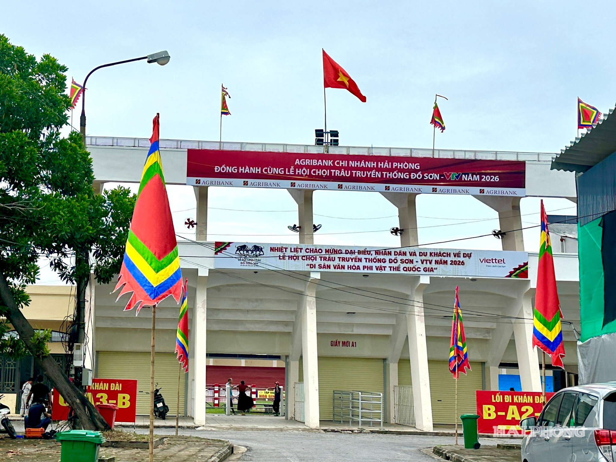 Chiều 16/9, công tác trang trí khánh tiết đã hoàn tất, sẵn sàng chào đón du khách và người dân đến lễ hội. Năm nay Ban tổ chức đặc biệt chú trọng công tác vệ sinh môi trường, bảo đảm cảnh quan lễ hội.