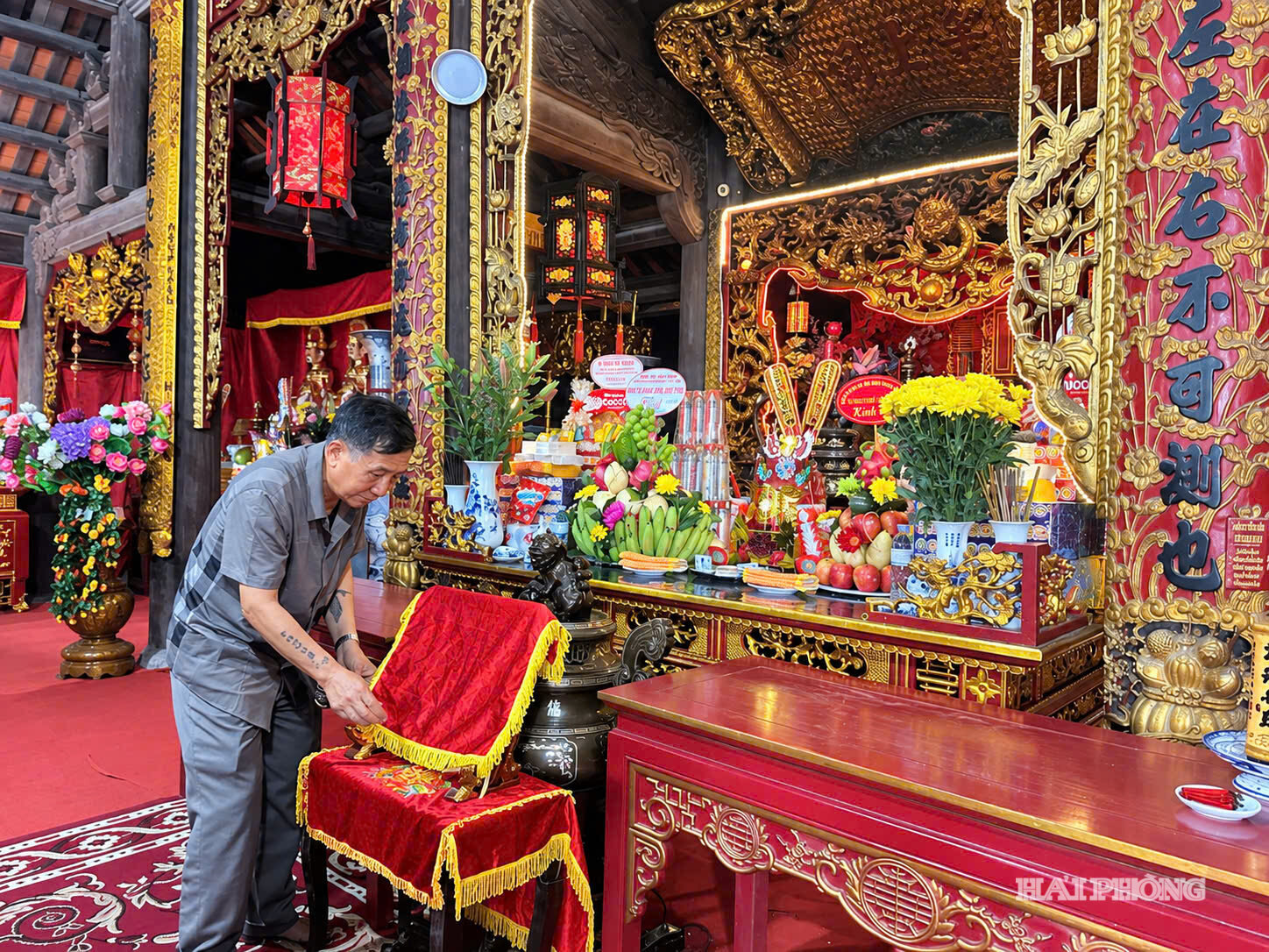 Phần nghi lễ tại các đình đền đã được chuẩn bị hoàn tất. Theo ông Nguyễn Đăng Thường, thủ hương đền Nghè, điểm đặc biệt của lễ hội là các nghi lễ không chỉ diễn ra tại một ngôi đền mà được tổ chức ở nhiều đình, đền trên địa bàn. Mỗi “ông trâu” gắn với một đình, đại diện cho một giáp nên chính sự gắn kết giữa nhiều đình, đền, nhiều cộng đồng cùng chuỗi nghi lễ trước, trong và sau hội đã tạo nên nét riêng của chọi trâu Đồ Sơn, mang theo cả một không gian văn hóa đến với ngày hội.