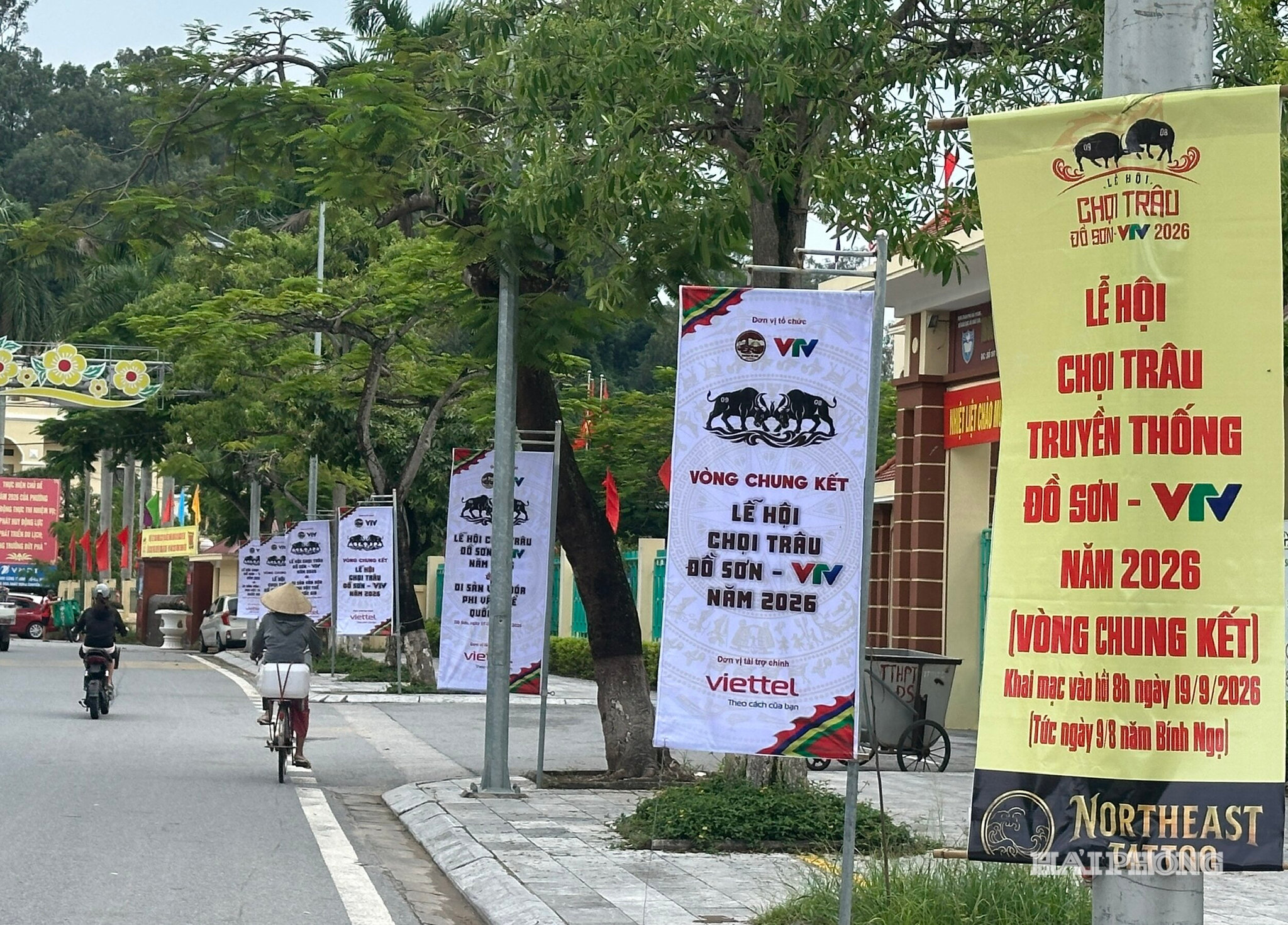 Băng rôn, khẩu hiệu được treo dọc các tuyến phố trên địa bàn phường, sẵn sàng chào đón du khách và người dân từ khắp nơi về tham dự lễ hội.