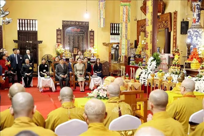 xpuk5ryfqssupr0ob5boeje85qxqvdl50zphw-_potal-nha-vua-thai-lan-va-hoang-hau-tham-chua-quan-su-va-du-le-cau-an-stand-7219.jpg.avif
