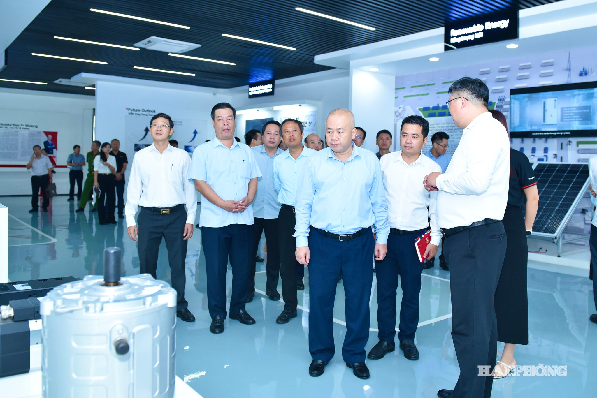 Đồng chí Đỗ Thành Trung, Phó Bí thư Thành uỷ, Chủ tịch UBND thành phố thăm quan dây chuyền sản xuất tại Công ty TNHH Điện khí Wolong Việt Nam (Khu công nghiệp An Dương).