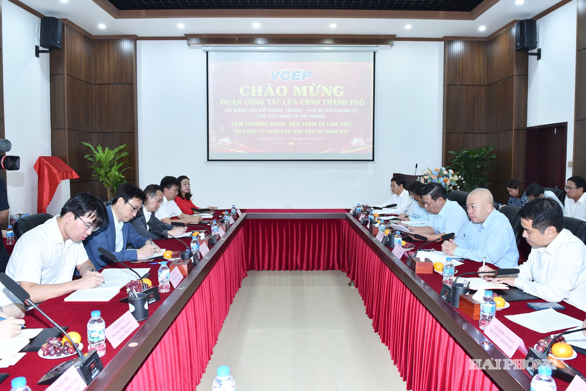 Quang cảnh cuộc làm việc.