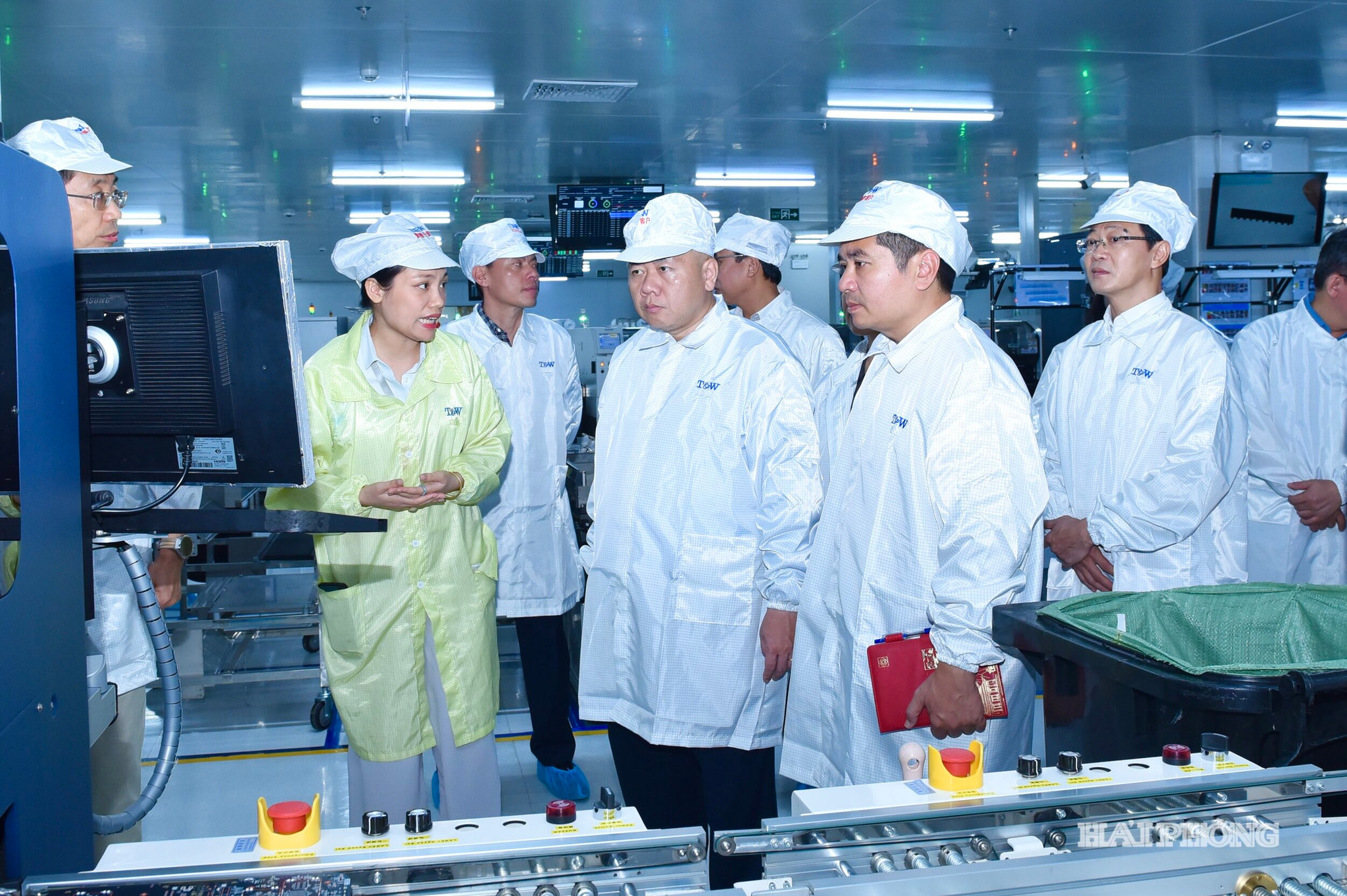 Đồng chí Đỗ Thành Trung, Phó Bí thư Thành uỷ, Chủ tịch UBND thành phố thăm quan dây chuyền sản xuất tại Công ty TNHH điện tử Tongwei Việt Nam (Khu công nghiệp An Dương).