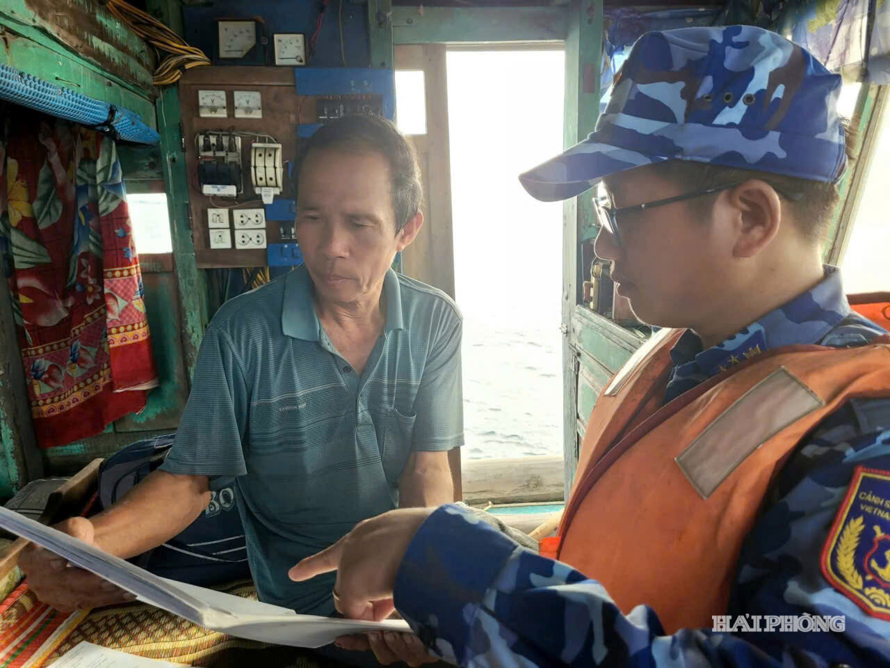 btl-vung-canh-sat-bien-1-kiem-tra-giay-to-cua-tau-ca-viet-nam-hoat-dong-tren-khu-vuc-bien-lan-can-duong-phan-dinh-vinh-bac-bo-9c6b5543b52eaad9ec0c99db42201503.jpg