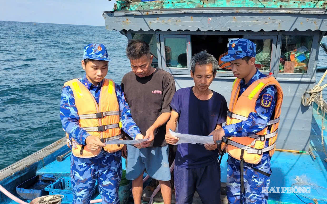 can-bo-tau-csb-2008-hai-doi-112-hai-doan-11-tuyen-truyen-iuu-cho-ngu-dan-dang-hoat-dong-tren-bien-53fccaf9a7e038a0f51a48dc588663ae.jpg