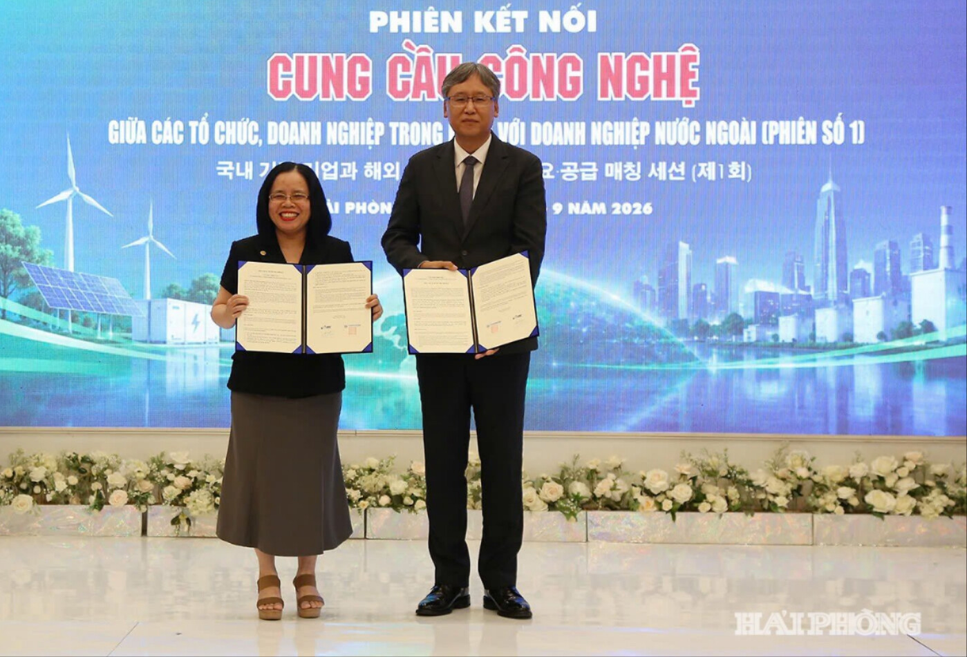 TS. Park Byung-Hun, Tổng Thư ký Hiệp hội EMS và Giám đốc Trung tâm Đổi mới sáng tạo và Ứng dụng Khoa học - công nghệ thành phố Nguyễn Thị Cẩm Hương trao Văn bản thỏa thuận hợp tác Phiên kết nối 1 - 1.