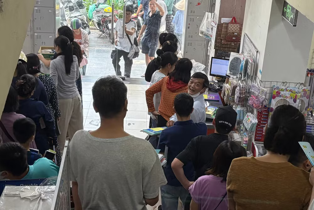 Phụ huynh xếp hàng chờ đến lượt thanh toán tại nhà sách Habook (Hà Nội) sáng 8/9. (Ảnh: PV/Vietnam+) e3d9b067de295e770738.jpg