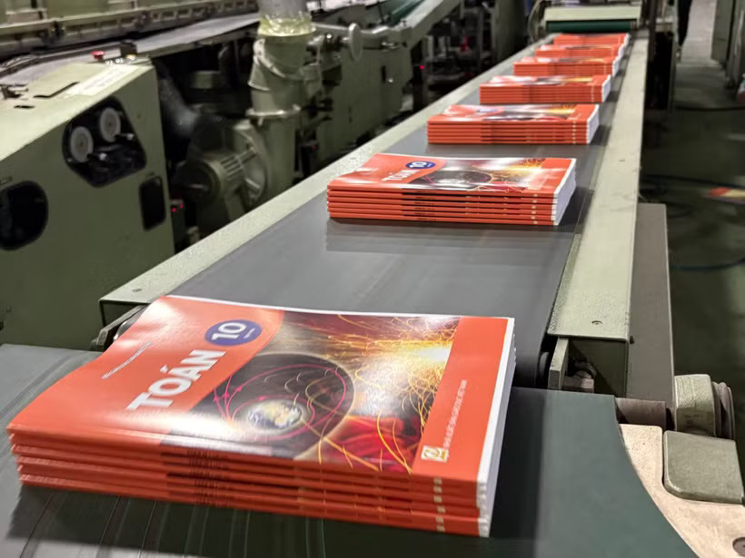Nhà xuất bản Giáo dục Việt Nam đang tiếp tục bổ sung sách giáo khoa. (Ảnh: Phạm Mai/Vietnam+)