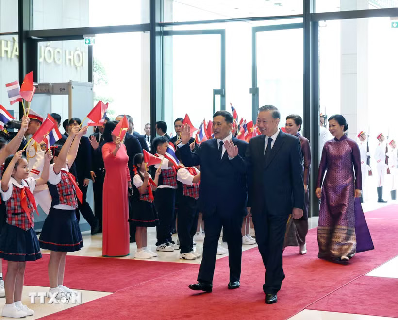 Tổng Bí thư, Chủ tịch nước Tô Lâm và Phu nhân chủ trì Lễ đón chính thức Nhà vua Thái Lan Maha Vajiralongkorn Phra Vajiraklaochaoyuhua và Hoàng hậu. (Ảnh: Thống Nhất/TTXVN)