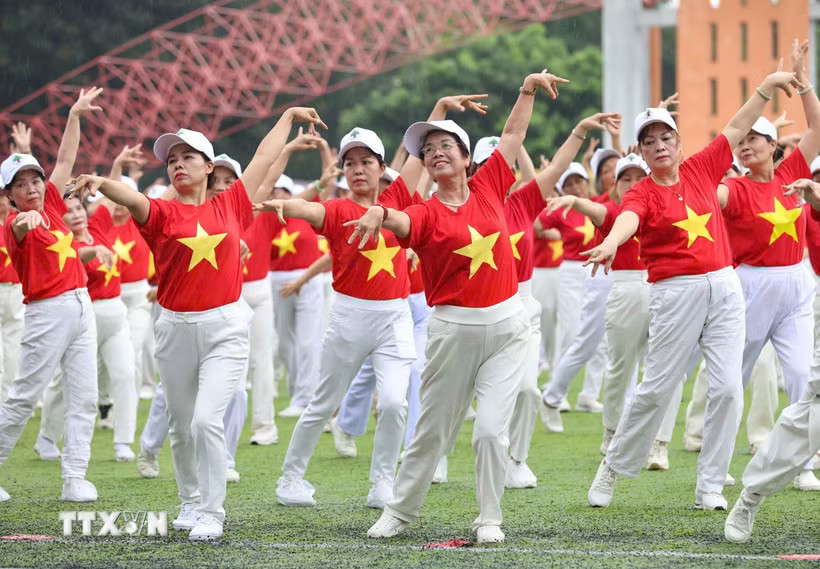 Xác lập kỷ lục Việt Nam với sự kiện biểu diễn dân vũ có số lượng người cao tuổi cùng tham gia đông nhất. (Ảnh: Thanh Tùng/TTXVN)