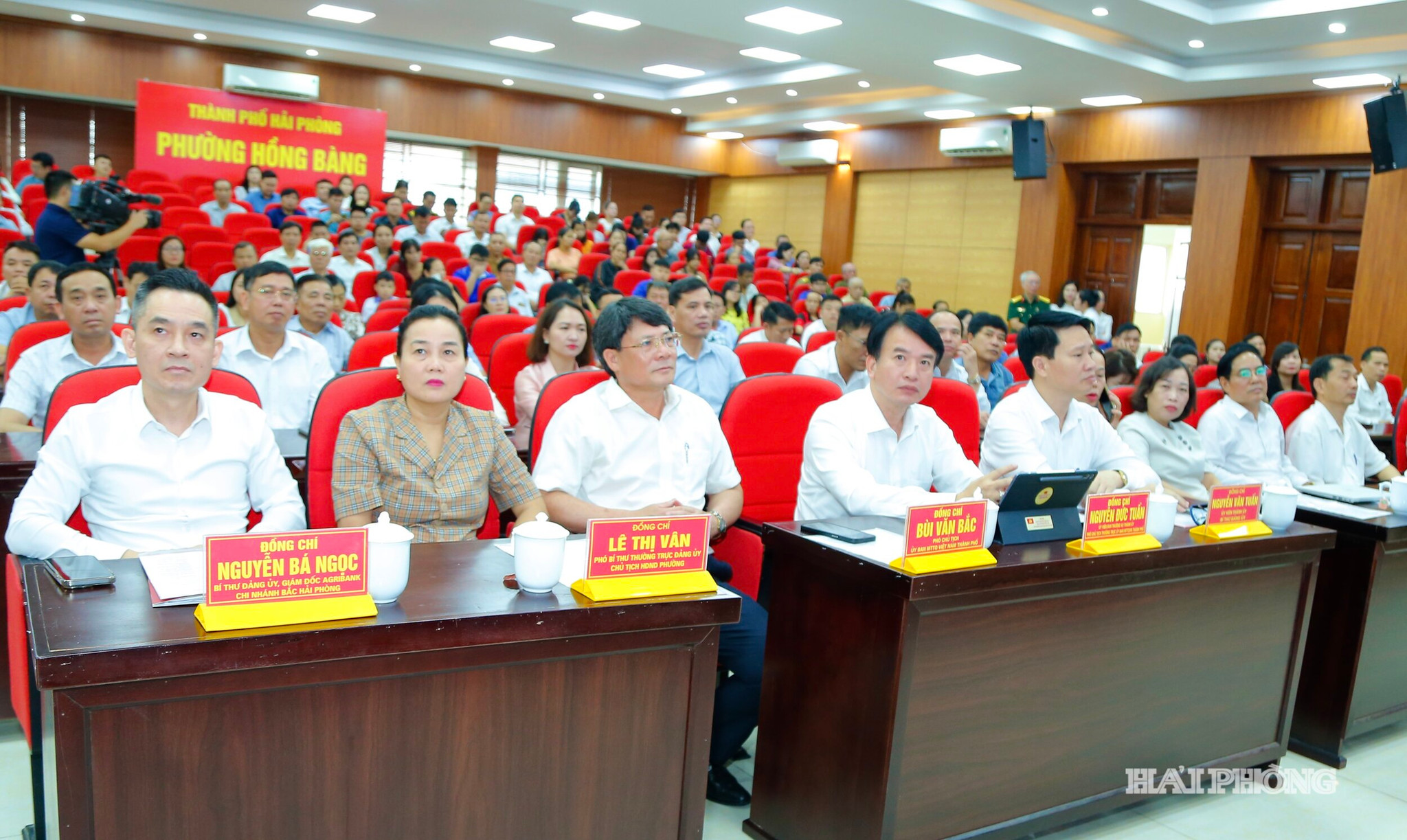 Đồng chí Nguyễn Đức Tuấn, Uỷ viên ban Thường vụ Thành ủy, Phó chủ Thường trực Mặt trận Tổ quốc Việt Nam cùng các đại biểu dự hội nghị.
