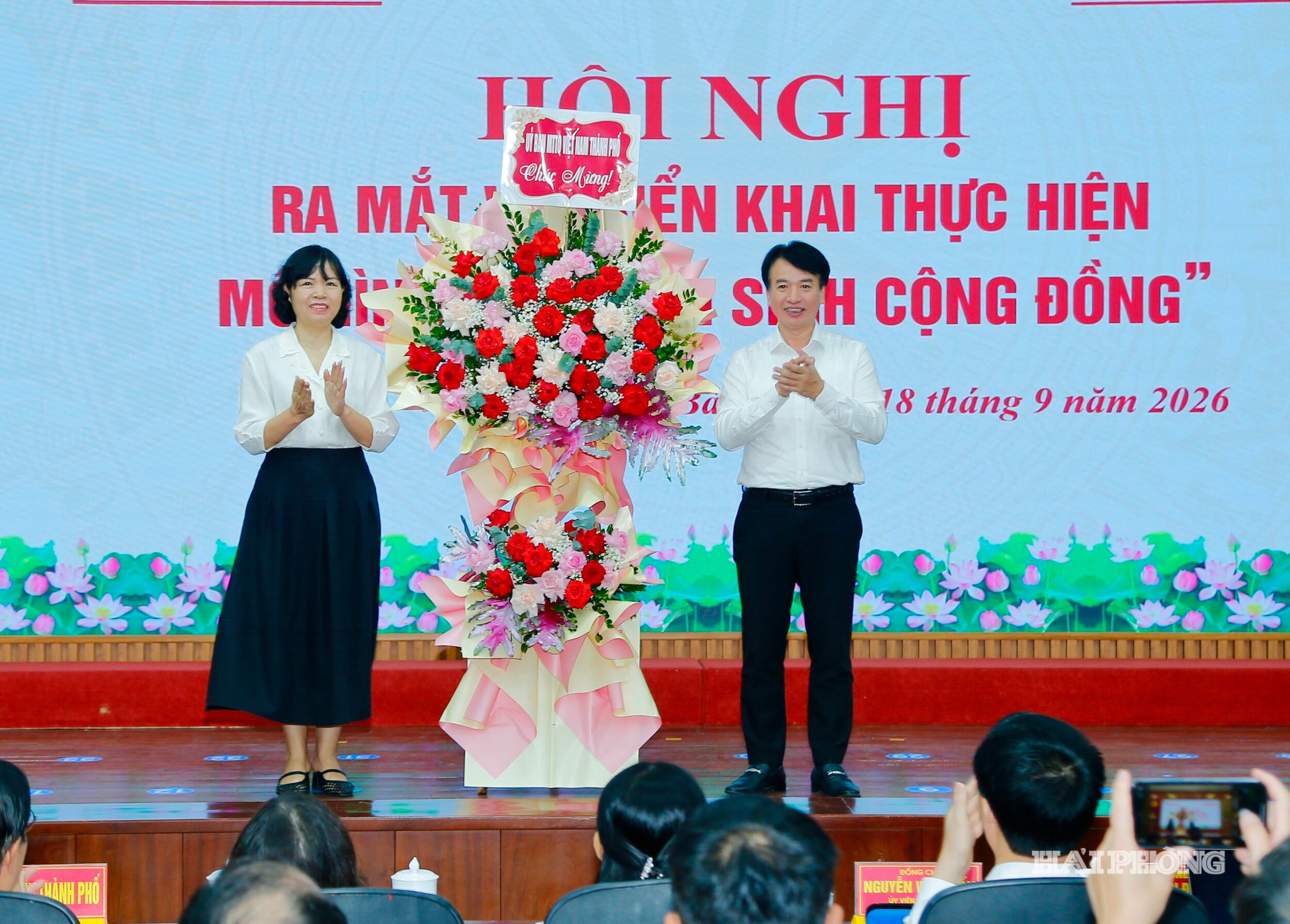 Đồng chí Nguyễn Đức Tuấn, Uỷ viên ban Thường vụ Thành ủy, Phó chủ Thường trực Mặt trận Tổ quốc Việt Nam tặng hoa chúc mừng hội nghị