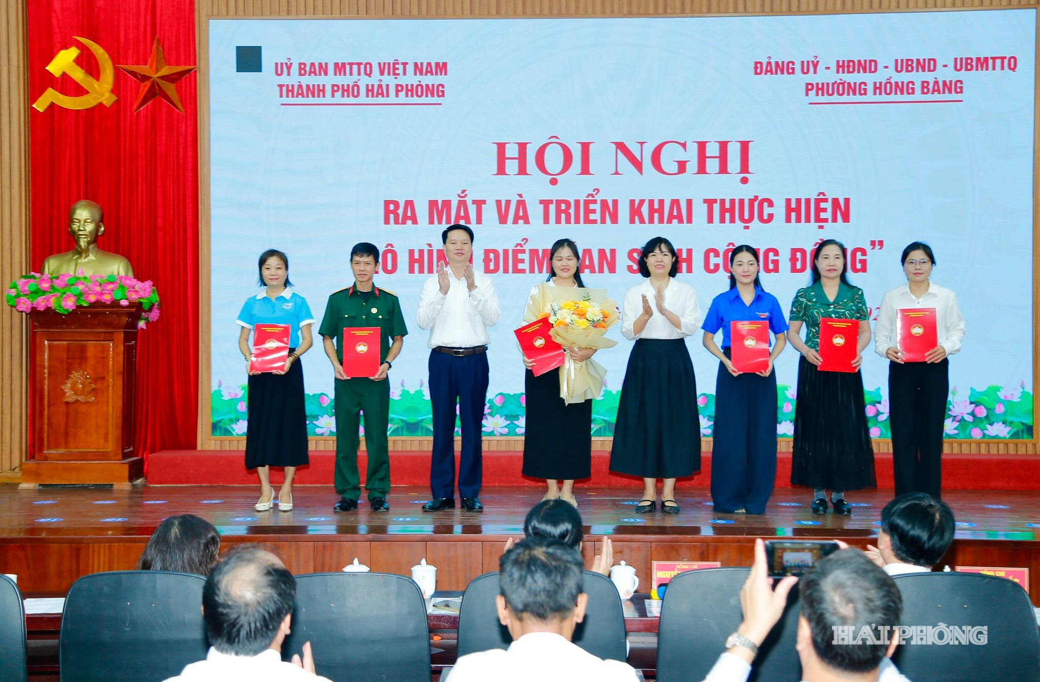 Lãnh đạo phường Hồng Bàng trao Quyết định thành lập và ra mắt Ban chỉ đạo thực hiện mô hình và Tổ an sinh cồng đồng tại tổ dân phố.