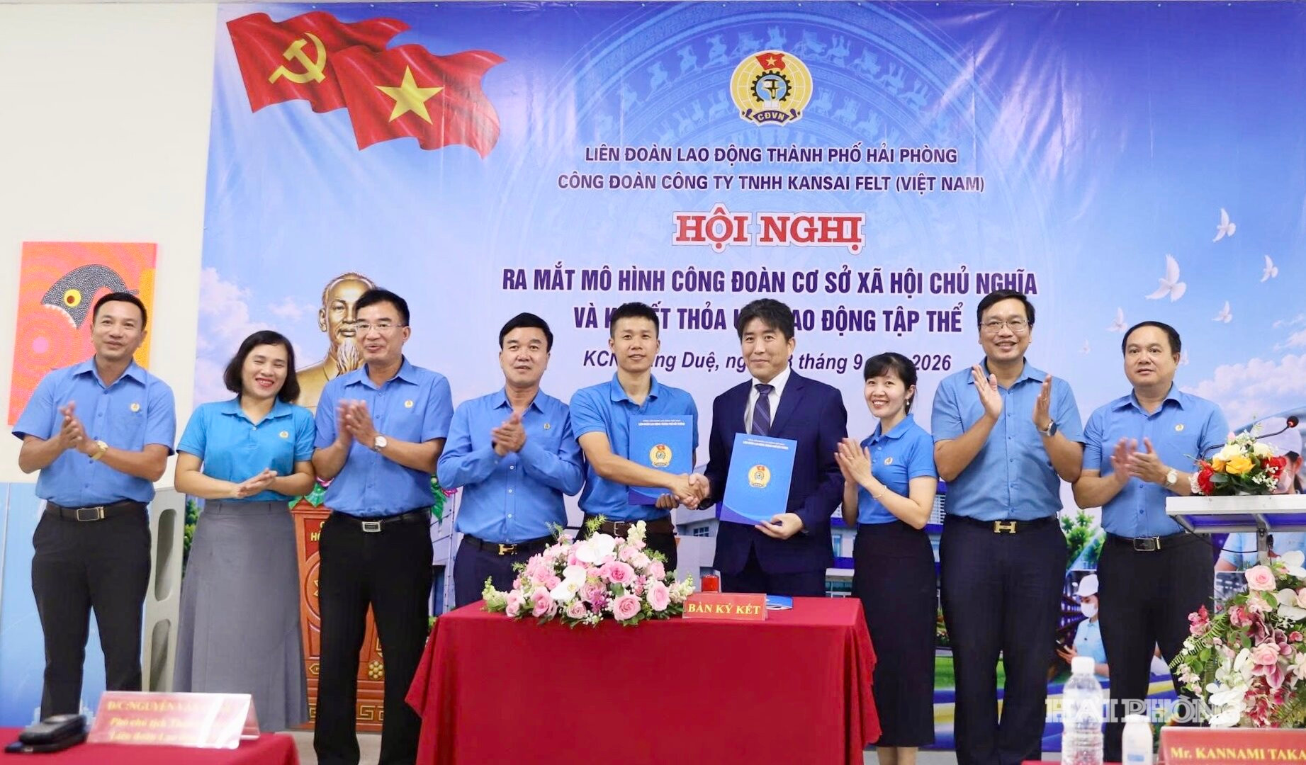 Công đoàn và lãnh đạo Công ty TNHH Kansai Felt (Việt Nam) ký cam kết triển khai mô hình và ký kết thỏa ước lao động tập thể.